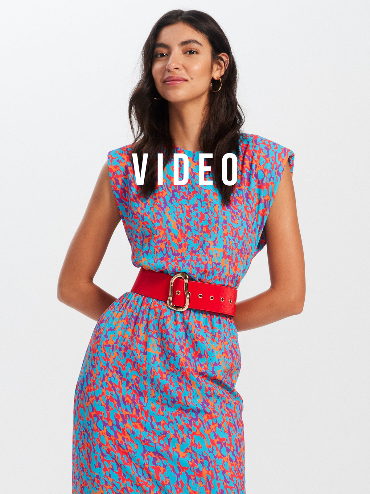 mioh | DANIELA SPOTS - Vestido de fiesta midi sin mangas con estampado de colores para ser la invitada de boda perfecta esta temporada Primavera Verano 2023. Los vestidos con estampados llamativos son una de las señas de identidad de MIOH y pura tendencia vestidos SS23. MIOH marca española de vestidos de invitada de boda y fiesta