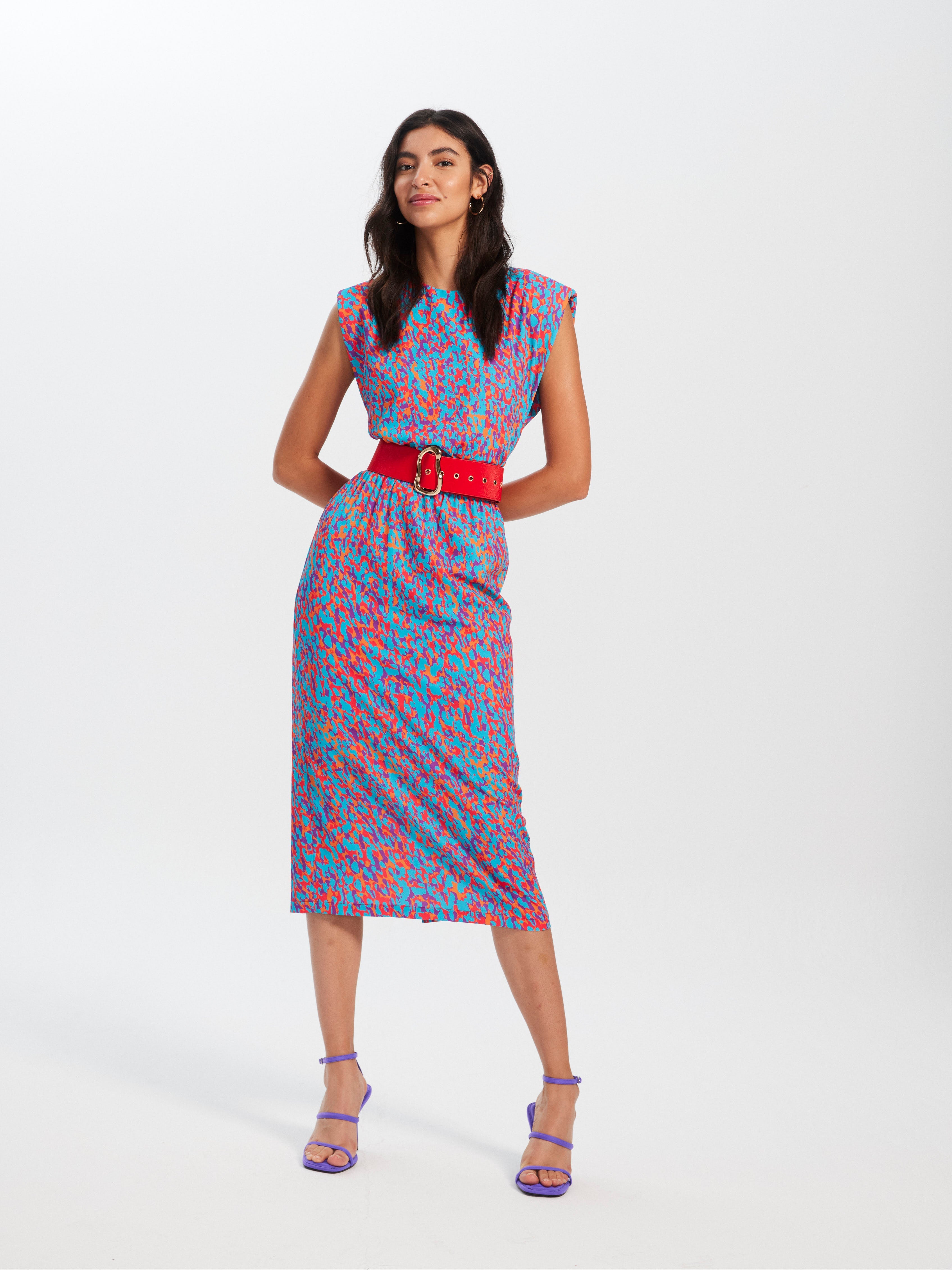 mioh | DANIELA SPOTS - Vestido de fiesta midi sin mangas con estampado de colores para ser la invitada de boda perfecta esta temporada Primavera Verano 2023. Los vestidos con estampados llamativos son una de las señas de identidad de MIOH y pura tendencia vestidos SS23. MIOH marca española de vestidos de invitada de boda y fiesta