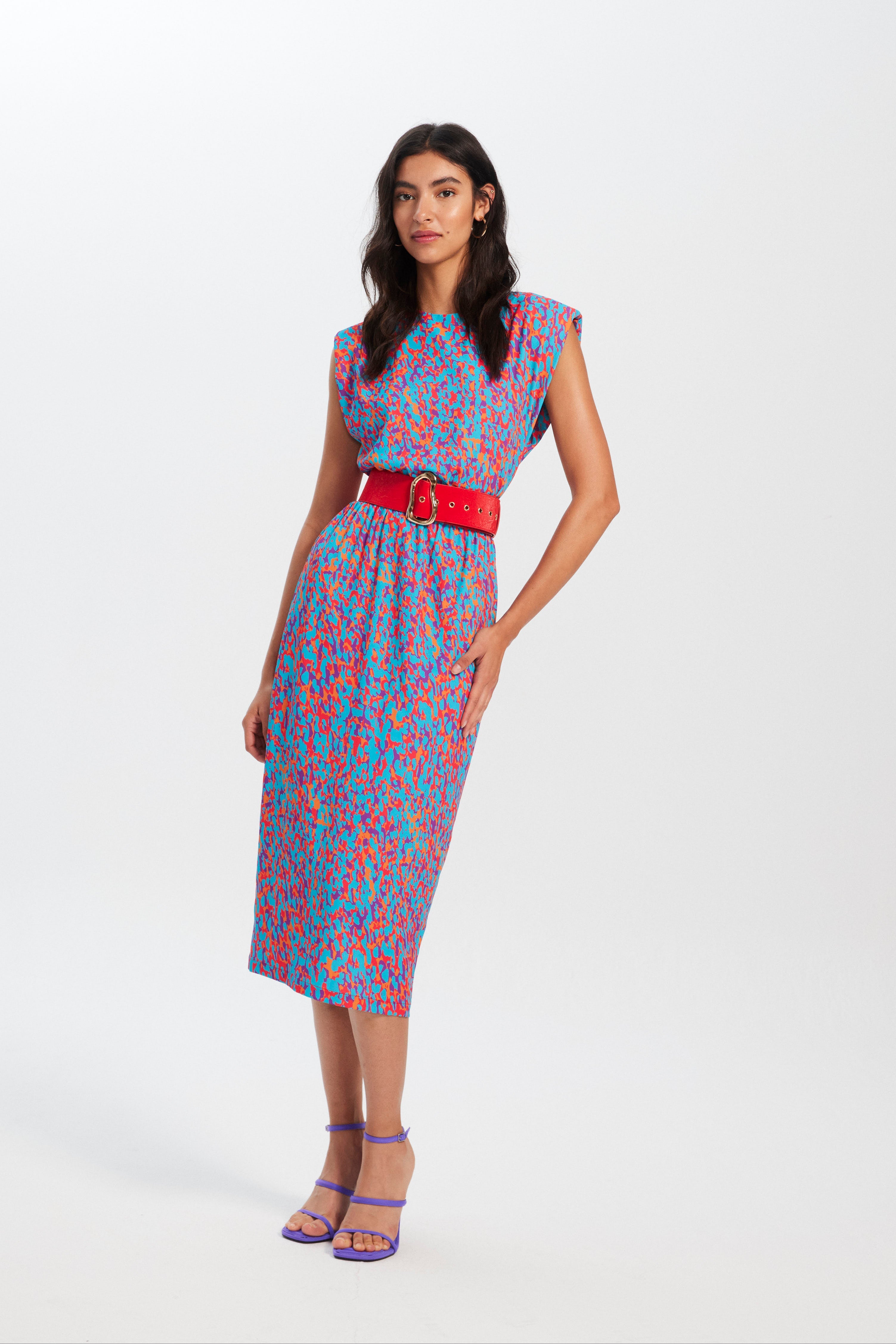mioh | DANIELA SPOTS - Vestido de fiesta midi sin mangas con estampado de colores para ser la invitada de boda perfecta esta temporada Primavera Verano 2023. Los vestidos con estampados llamativos son una de las señas de identidad de MIOH y pura tendencia vestidos SS23. MIOH marca española de vestidos de invitada de boda y fiesta