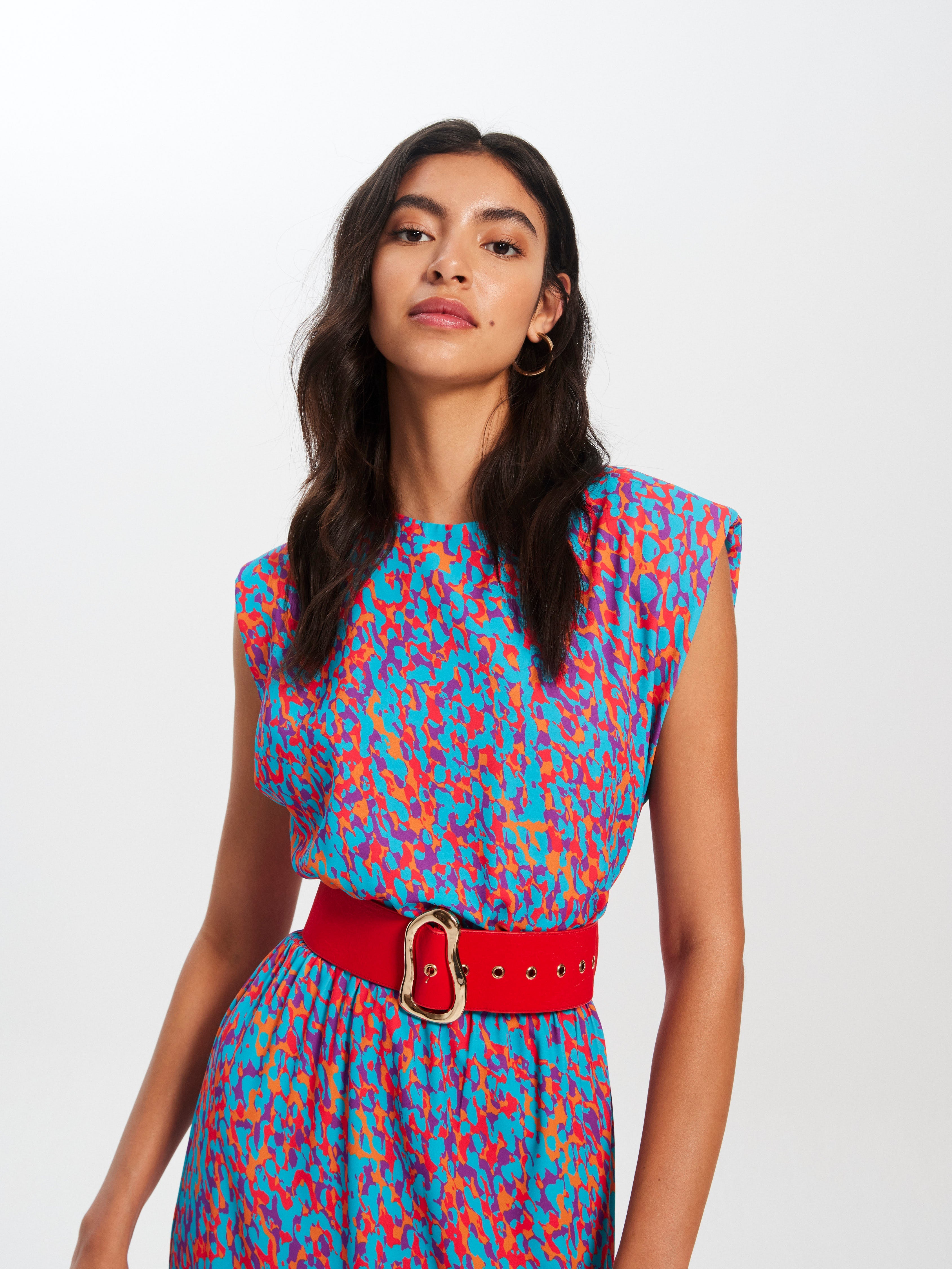 mioh | DANIELA SPOTS - Vestido de fiesta midi sin mangas con estampado de colores para ser la invitada de boda perfecta esta temporada Primavera Verano 2023. Los vestidos con estampados llamativos son una de las señas de identidad de MIOH y pura tendencia vestidos SS23. MIOH marca española de vestidos de invitada de boda y fiesta