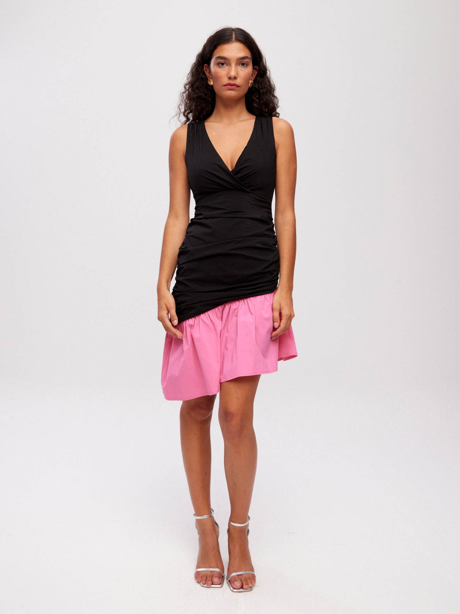 mioh | ELIA BICOLOR - Vestido corto drapeado volante asimétrico popelín bicolor para invitada de boda, fiesta y evento. Tendencia vestidos invitada Primavera Verano 2024. MIOH la marca española de vestidos más de moda