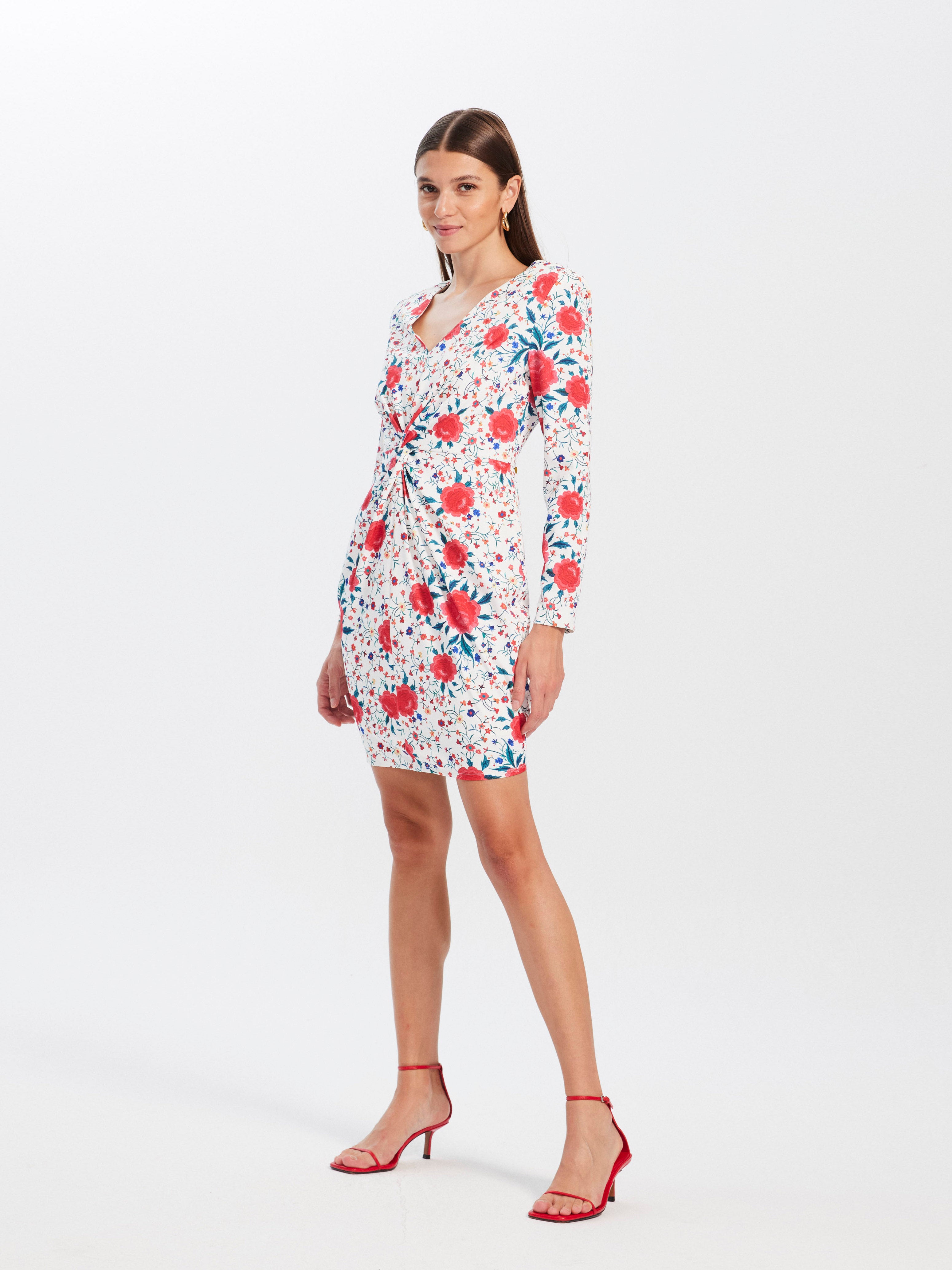 mioh | JIMENA MANILA - Vestido corto de fiesta con manga larga y nudo en el centro, y estampado mantón de manila para ser la invitada de boda perfecta esta temporada Primavera Verano 23. Nuestros vestidos cortos son pura tendencia SS23, perfectos para eventos de todo tipo, para ir a cenar o para un día a día arreglado. De ponerse mucho.