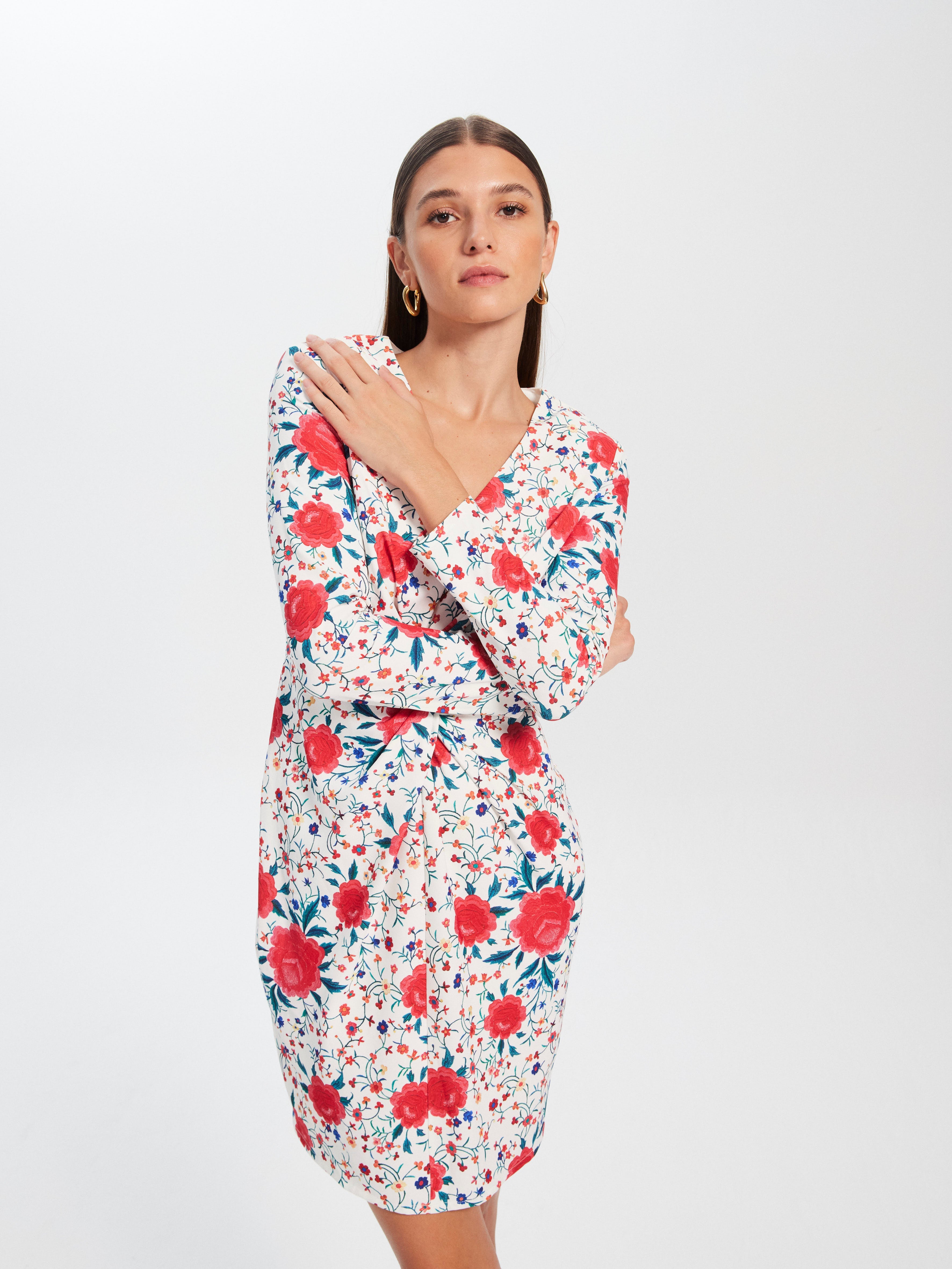 mioh | JIMENA MANILA - Vestido corto de fiesta con manga larga y nudo en el centro, y estampado mantón de manila para ser la invitada de boda perfecta esta temporada Primavera Verano 23. Nuestros vestidos cortos son pura tendencia SS23, perfectos para eventos de todo tipo, para ir a cenar o para un día a día arreglado. De ponerse mucho.