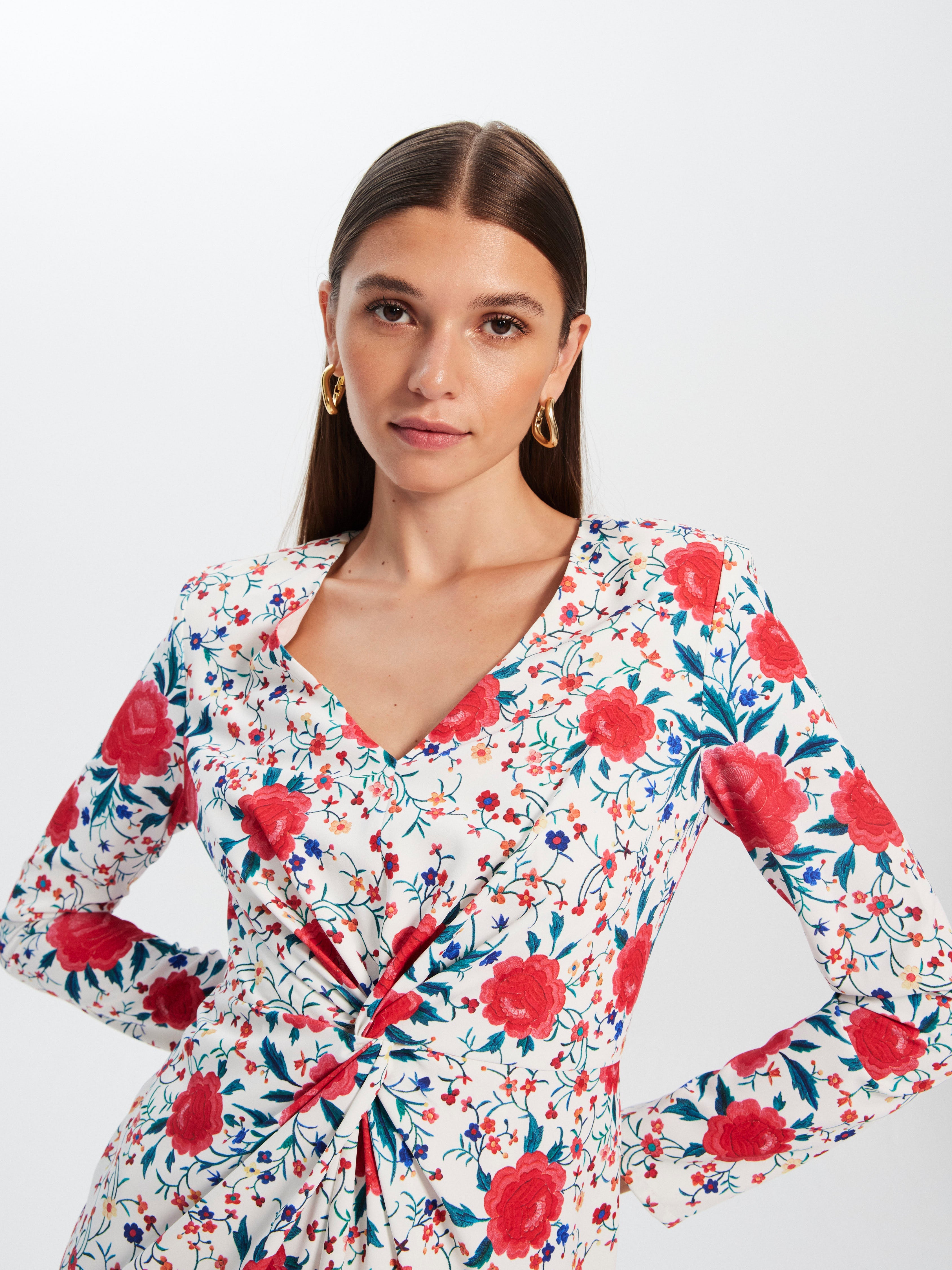 mioh | JIMENA MANILA - Vestido corto de fiesta con manga larga y nudo en el centro, y estampado mantón de manila para ser la invitada de boda perfecta esta temporada Primavera Verano 23. Nuestros vestidos cortos son pura tendencia SS23, perfectos para eventos de todo tipo, para ir a cenar o para un día a día arreglado. De ponerse mucho.