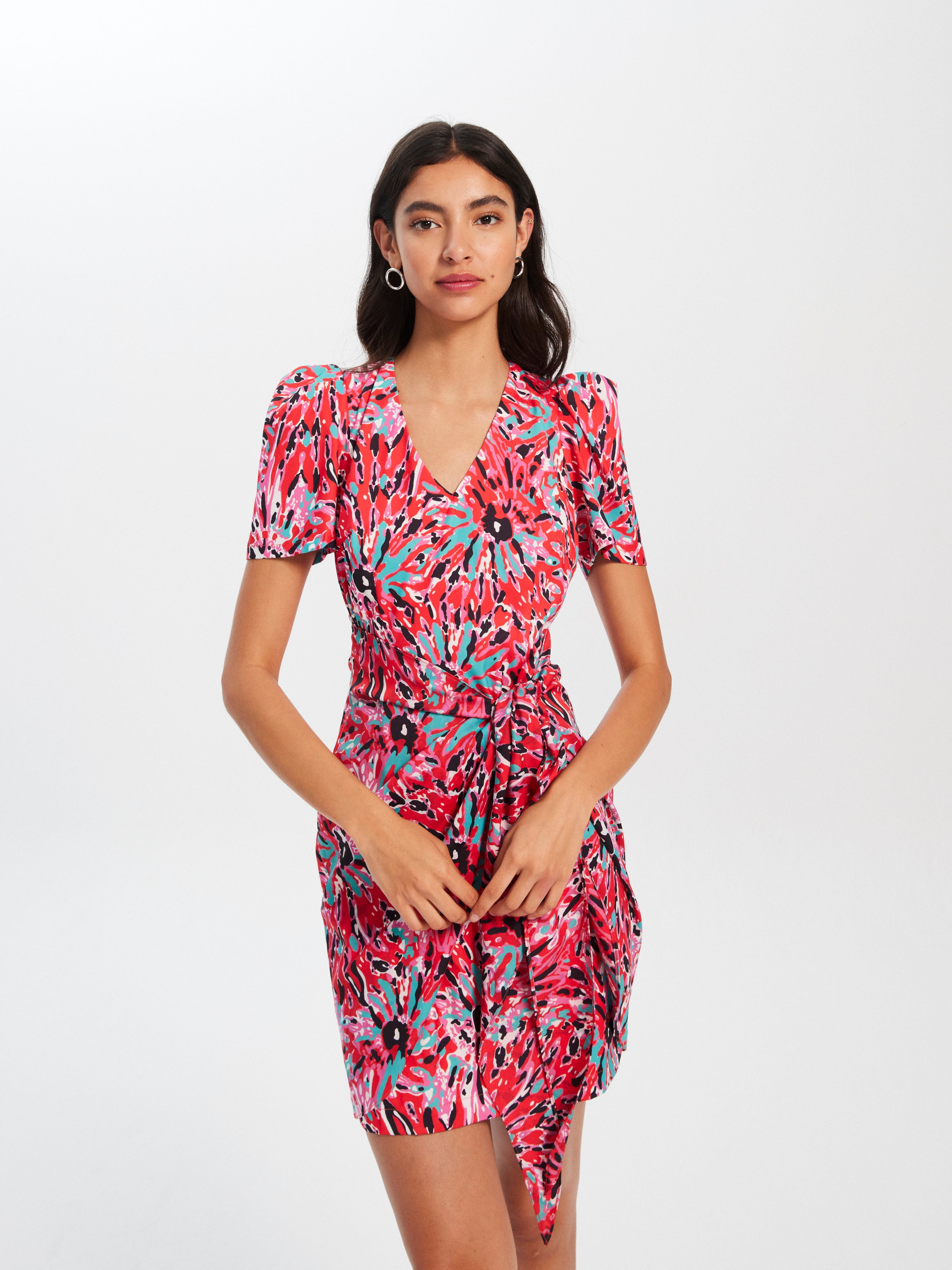 mioh | JULIETA TIEDYE - Vestido corto estampado perfecto para esta Primavera Verano 2023. Los vestidos cortos estampados son pura tendencia SS23. Perfecto para el día a día, es un vestido que te pondrás una y otra vez. Acierto seguro.