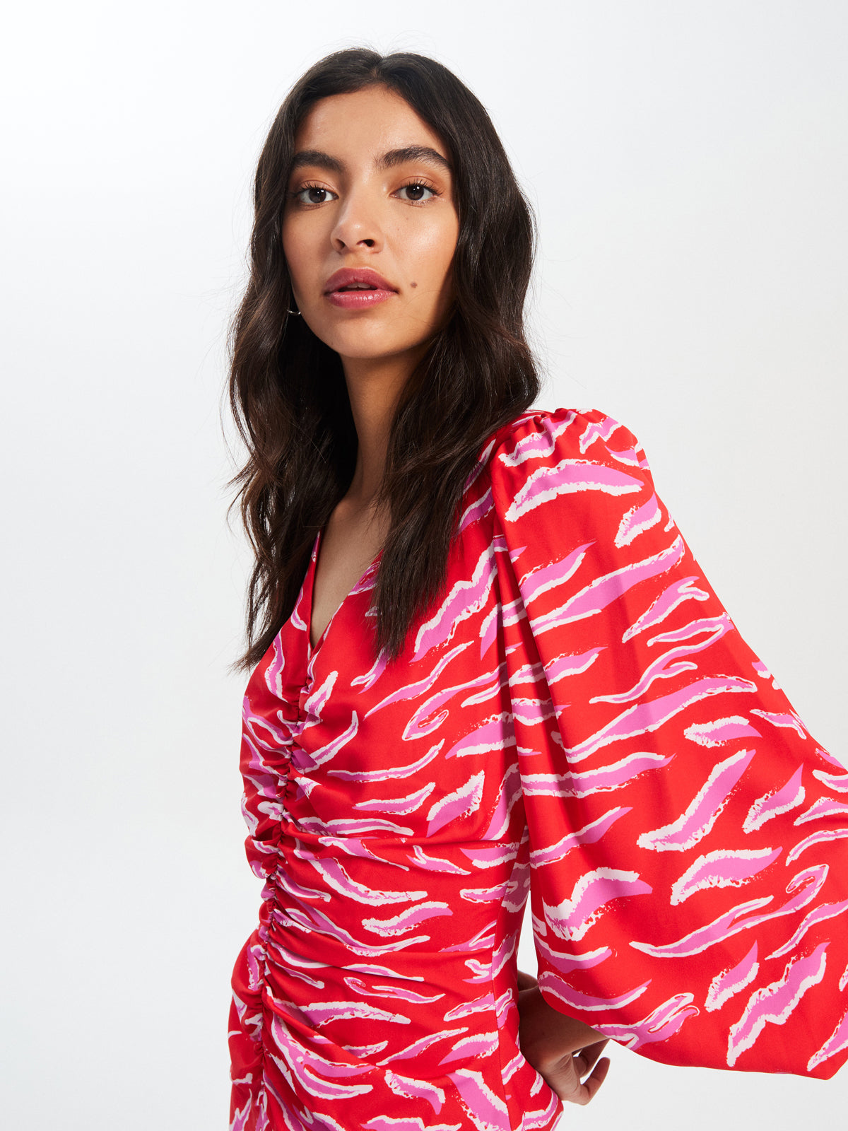 mioh | LUCIA STROKES - Vestido corto de fiesta con cuerpo drapeado y manga farol, para ser la invitada de boda perfecta esta temporada Primavera Verano 2023. Los vestidos cortos en estampado llamativos son la última tendencia SS23 y una de las señas de identidad de MIOH, la marca española de vestidos de invitada de boda y fiesta de moda.