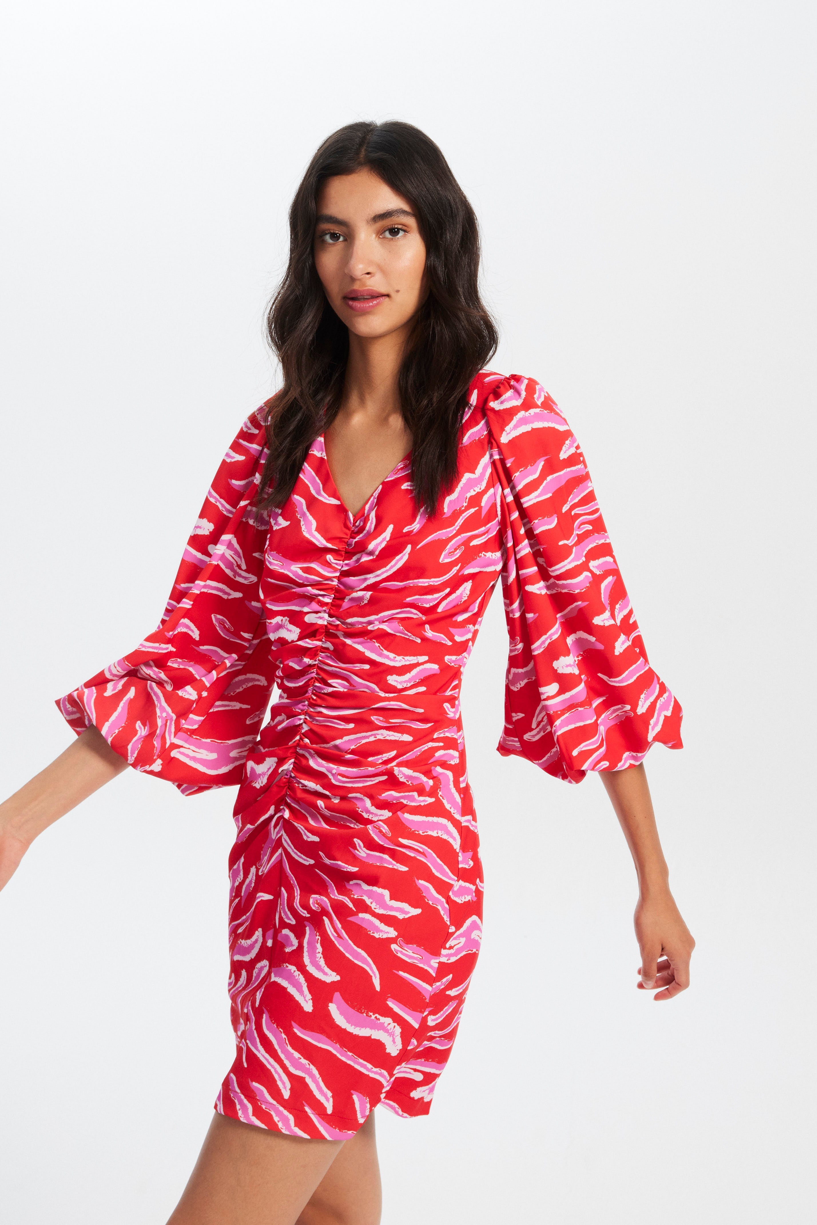 mioh | LUCIA STROKES - Vestido corto de fiesta con cuerpo drapeado y manga farol, para ser la invitada de boda perfecta esta temporada Primavera Verano 2023. Los vestidos cortos en estampado llamativos son la última tendencia SS23 y una de las señas de identidad de MIOH, la marca española de vestidos de invitada de boda y fiesta de moda.