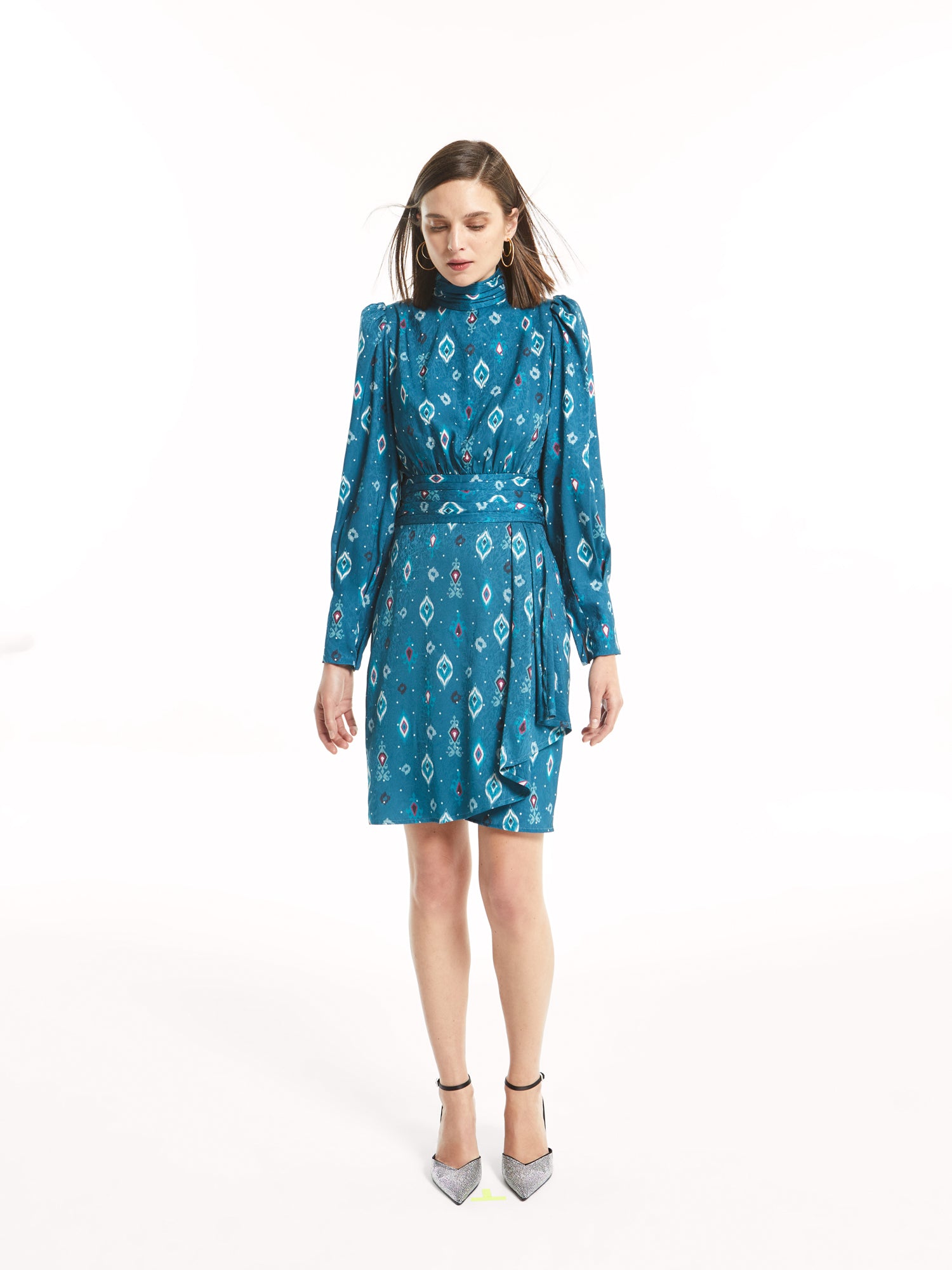 mioh | OPERA ETHNIC - Vestido corto para invitada de boda y eventos. VESTIDO PARA BODA corto de jacquard OPERA ETHNIC. VESTIDO para ser la INVITADA PERFECTA esta temporada Otoño Invierno 2022. Precioso jacquard estampado con cuello alto, tela de gran calidad. Fácil y elegante, es un vestido que te pondrás una y otra vez. Acierto seguro.