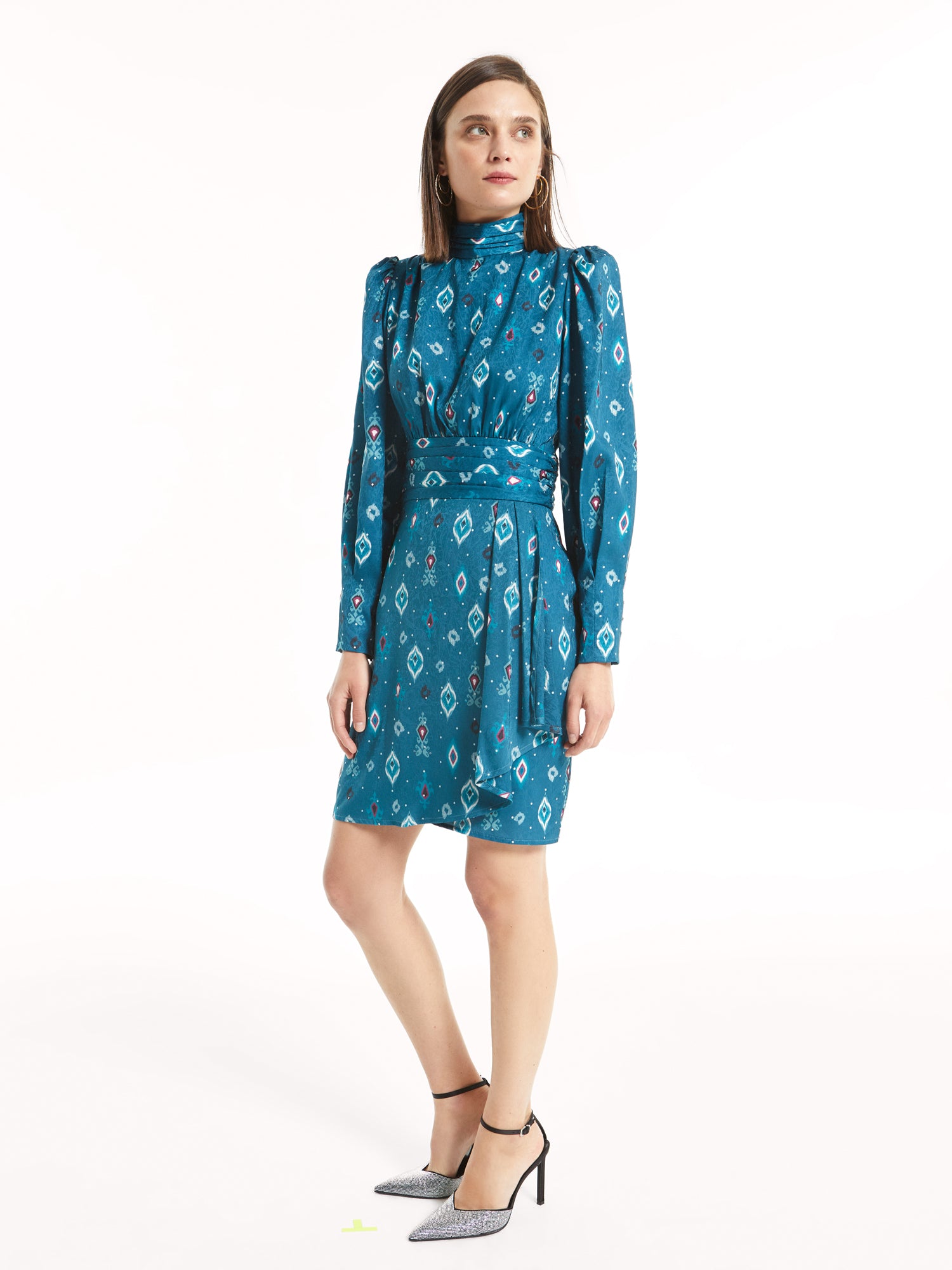 mioh | OPERA ETHNIC - Vestido corto para invitada de boda y eventos. VESTIDO PARA BODA corto de jacquard OPERA ETHNIC. VESTIDO para ser la INVITADA PERFECTA esta temporada Otoño Invierno 2022. Precioso jacquard estampado con cuello alto, tela de gran calidad. Fácil y elegante, es un vestido que te pondrás una y otra vez. Acierto seguro.