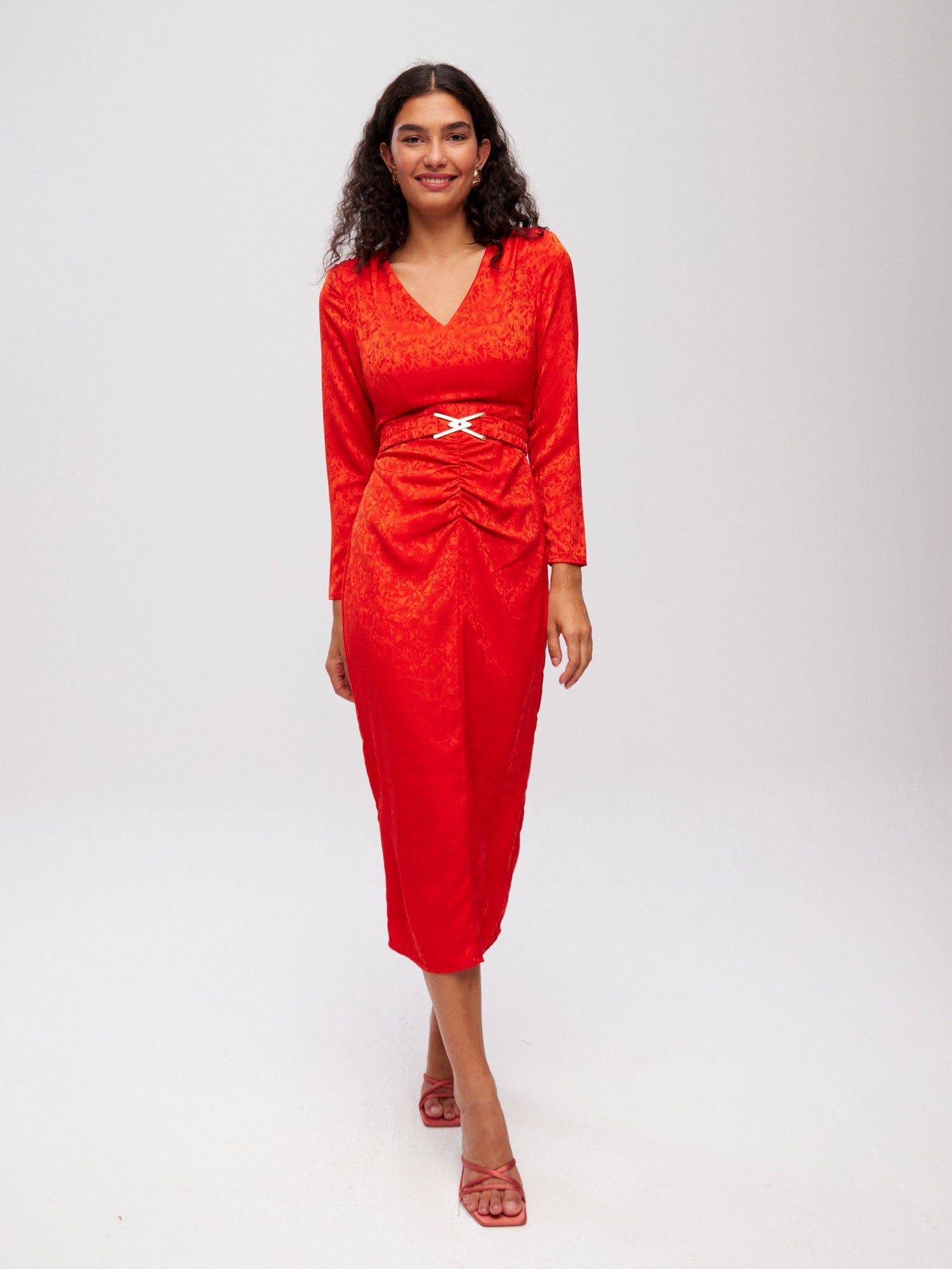 mioh | PORTIXOL ORANGE - Vestido midi drapeado cinturón naranja para invitada de boda, fiesta y evento. Tendencia vestidos invitada Primavera Verano 2024. MIOH la marca española de vestidos más de moda