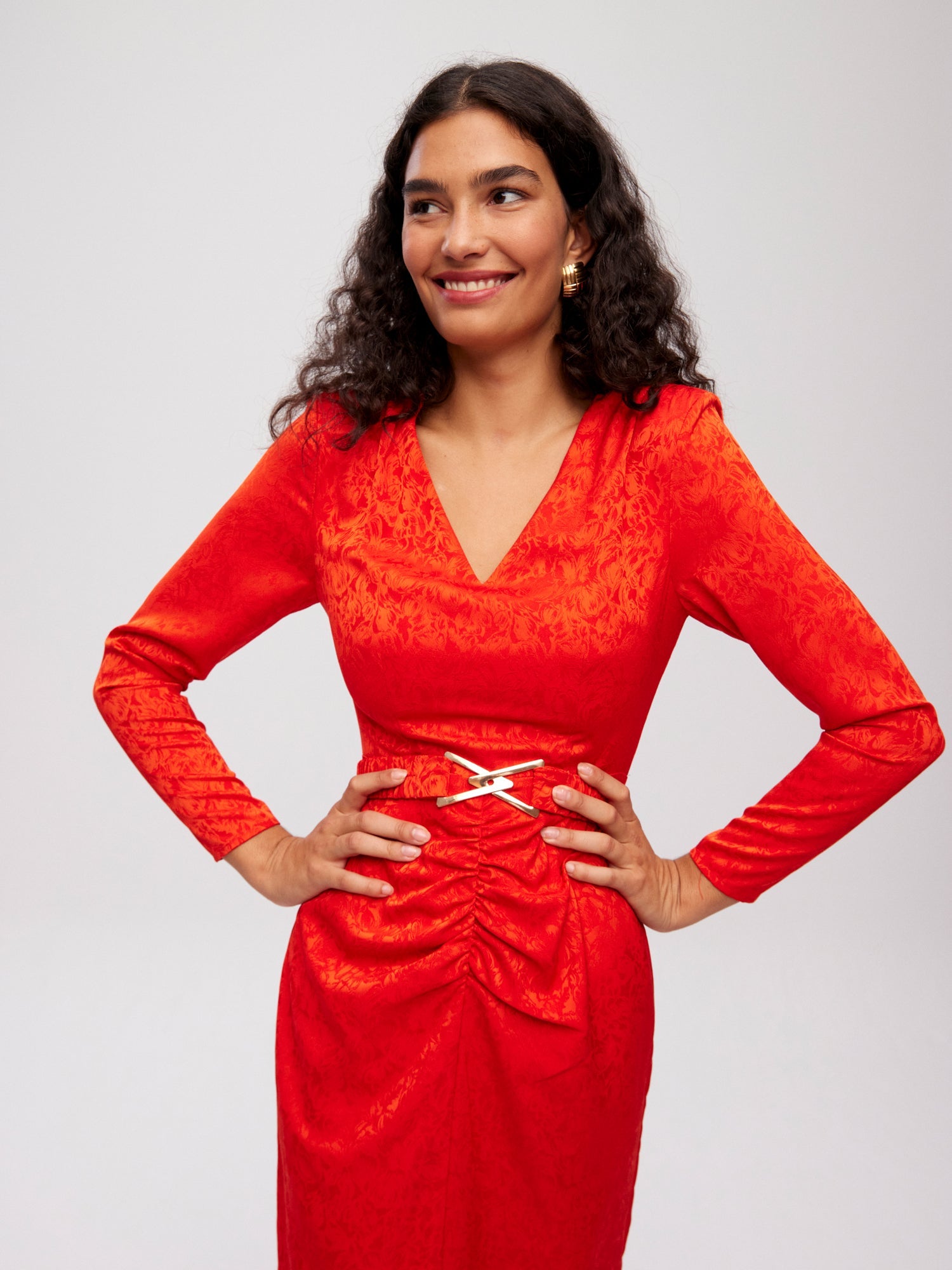 mioh | PORTIXOL ORANGE - Vestido midi drapeado cinturón naranja para invitada de boda, fiesta y evento. Tendencia vestidos invitada Primavera Verano 2024. MIOH la marca española de vestidos más de moda