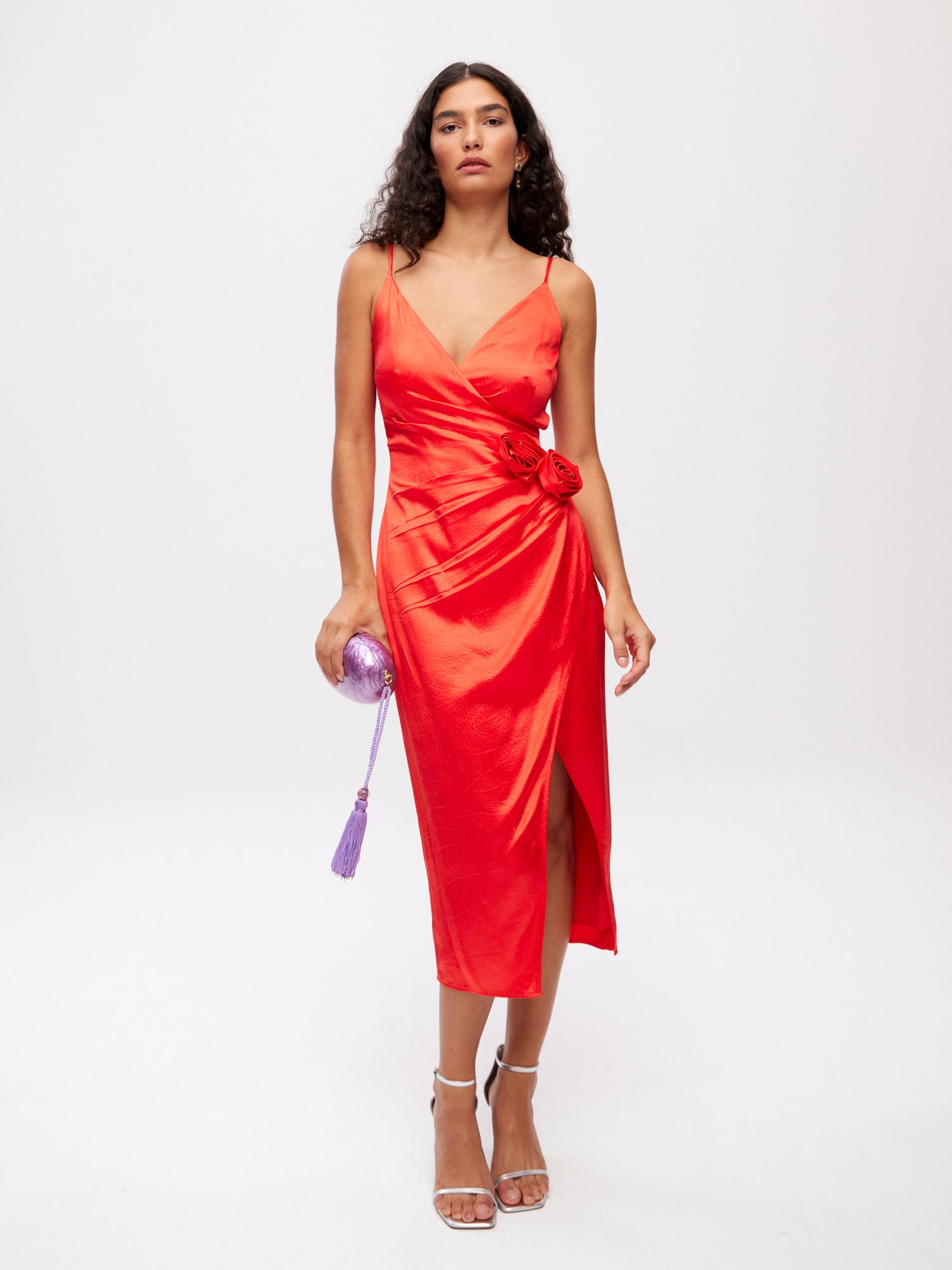 mioh | SORRENTO CORAL - Vestido midi tirantes coral flor cintura para invitada de boda, fiesta y evento. Tendencia vestidos invitada Primavera Verano 2024. MIOH la marca española de vestidos más de moda