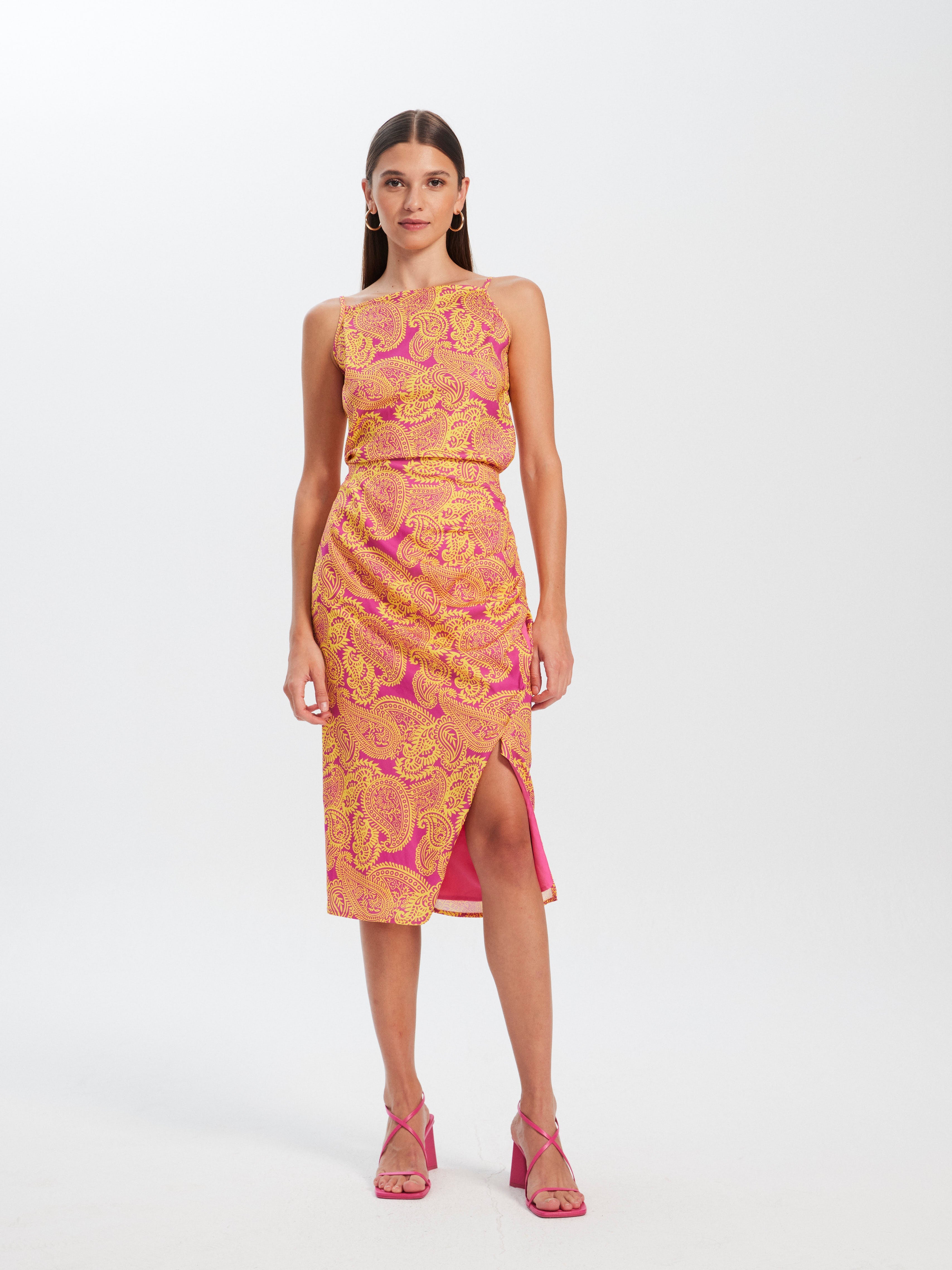 mioh | TELMA TOP PAISLEY - Conjunto de invitada con estampado multicolor para ser la invitada de boda perfecta esta temporada Primavera Verano 2023. Los conjuntos estampados de falda y top son tendencia SS23 y una de las apuestas para esta temporada de MIOH, la marca española de vestidos de invitada y fiesta más de moda.