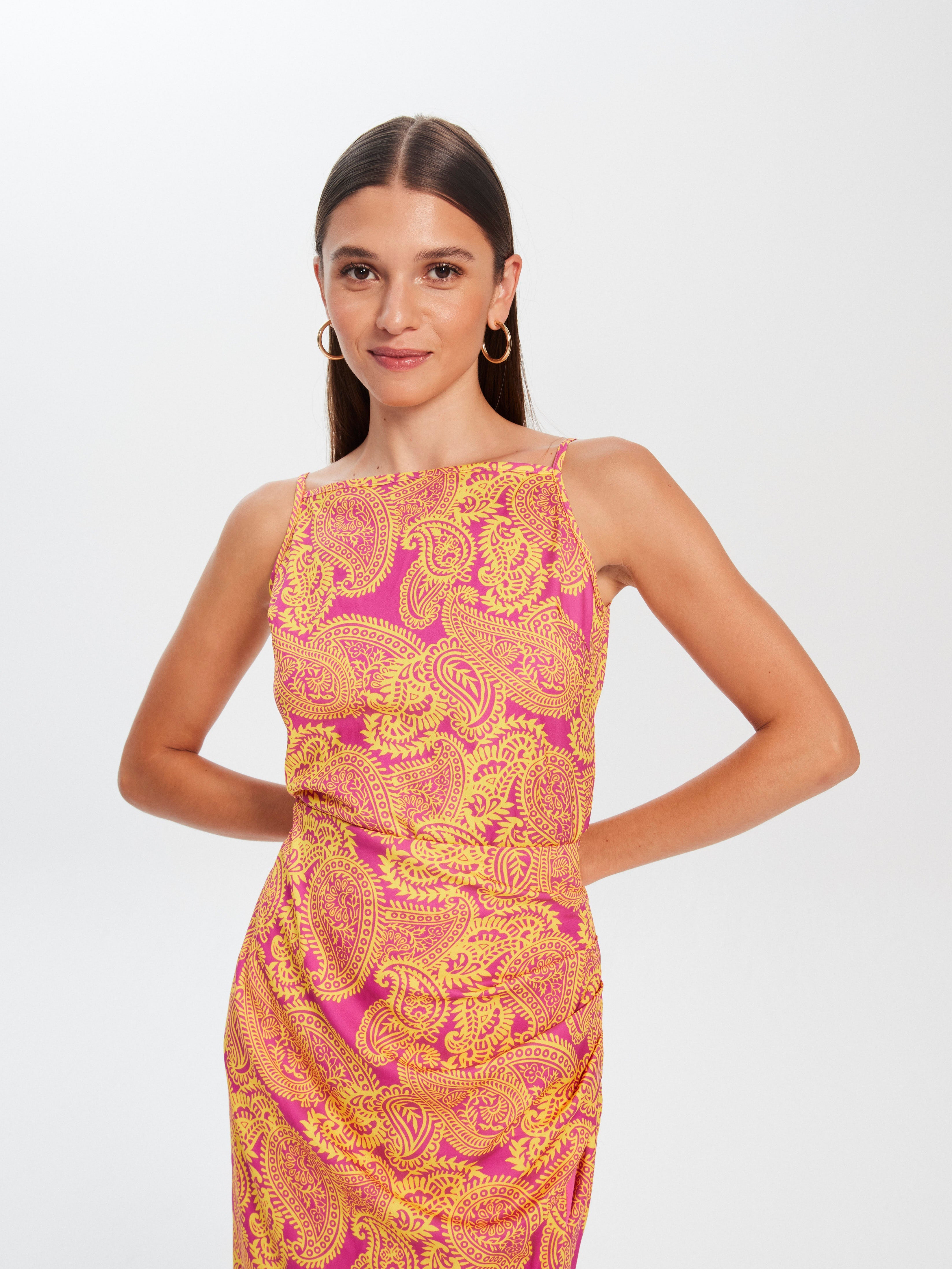 mioh | TELMA TOP PAISLEY - Conjunto de invitada con estampado multicolor para ser la invitada de boda perfecta esta temporada Primavera Verano 2023. Los conjuntos estampados de falda y top son tendencia SS23 y una de las apuestas para esta temporada de MIOH, la marca española de vestidos de invitada y fiesta más de moda.