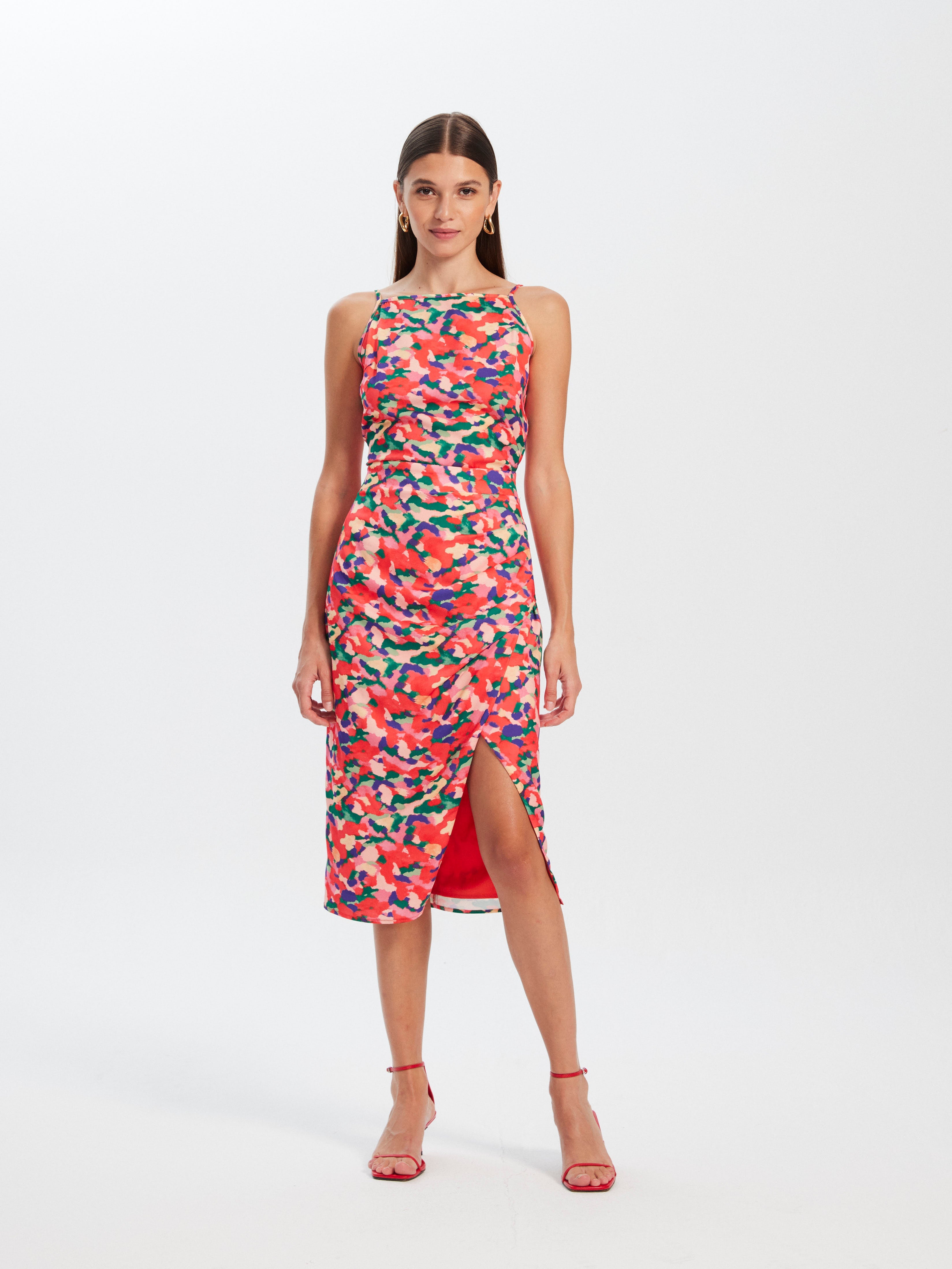mioh | TELMA TOP SUMMER - Conjunto de invitada con estampado multicolor para ser la invitada de boda perfecta esta temporada Primavera Verano 2023. Los conjuntos estampados de falda y top son tendencia SS23 y una de las apuestas para esta temporada de MIOH, la marca española de vestidos de invitada y fiesta más de moda.
