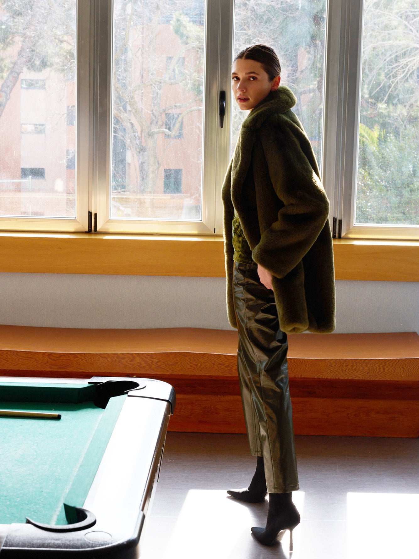 mioh | WORLD MOSS - Chaquetón faux fur verde. Vestidos de fiesta para invitadas de boda perfectas. Marca española de moda