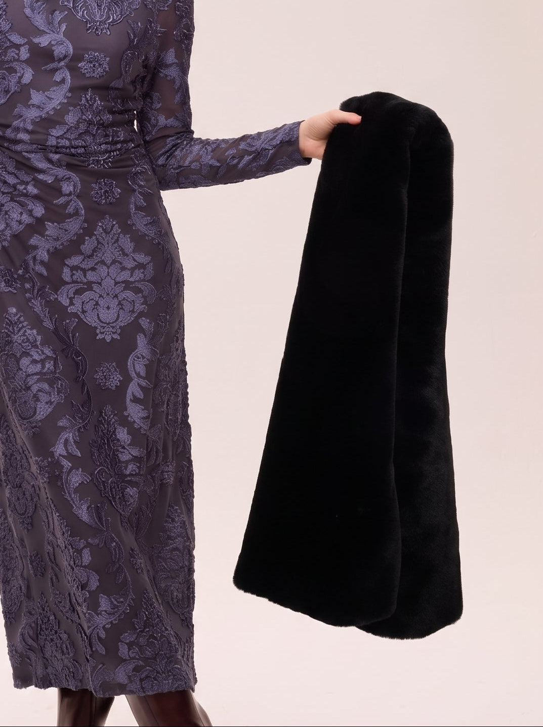 CROWD BLACK - Black faux fur stole