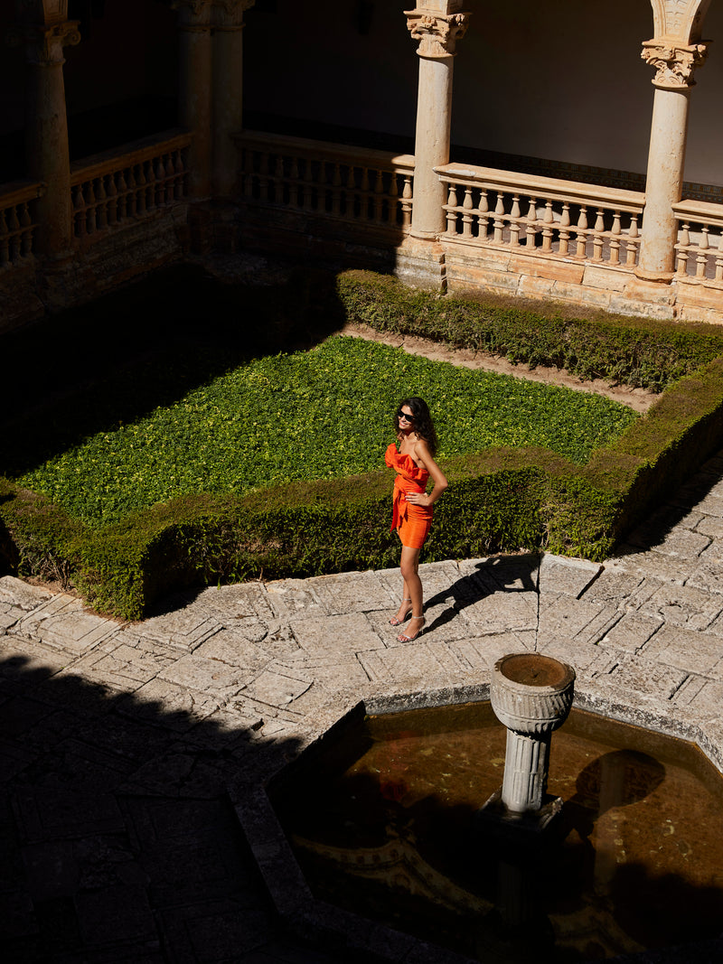 mioh | AGALI ORANGE - Vestido corto popelín naranja para invitada de boda, fiesta y evento. Tendencia vestidos invitada Primavera Verano 2024. MIOH la marca española de vestidos más de moda