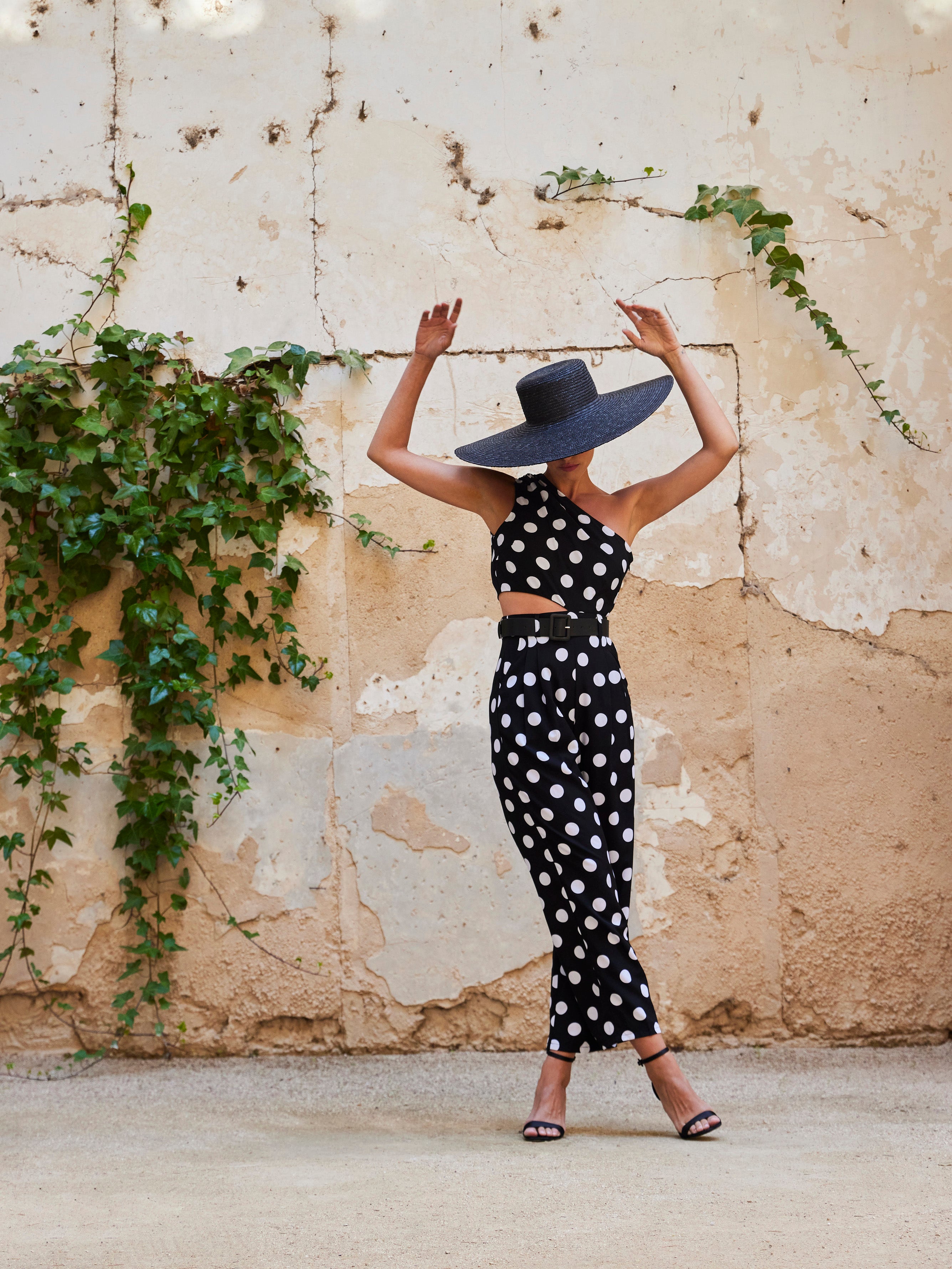 mioh | PORTONOVO DOTS - Mono asimétrico abertura cintura lunares para invitada de boda, fiesta y evento. Tendencia vestidos invitada Primavera Verano 2024. MIOH la marca española de vestidos más de moda