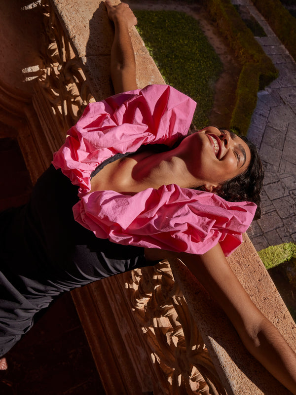 mioh | TROPEZ BICOLOR - Vestido midi popelín bicolor rosa y negro para invitada de boda, fiesta y evento. Tendencia vestidos invitada Primavera Verano 2024. MIOH la marca española de vestidos más de moda