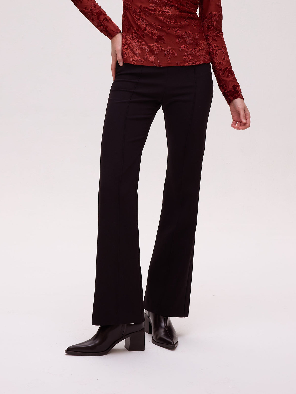 VIENTO BLACK PANT - Pantalón flare crepé negro, una pieza clave para tu look de invitada de boda y fiesta. MIOH es la marca española de moda de evento de referencia