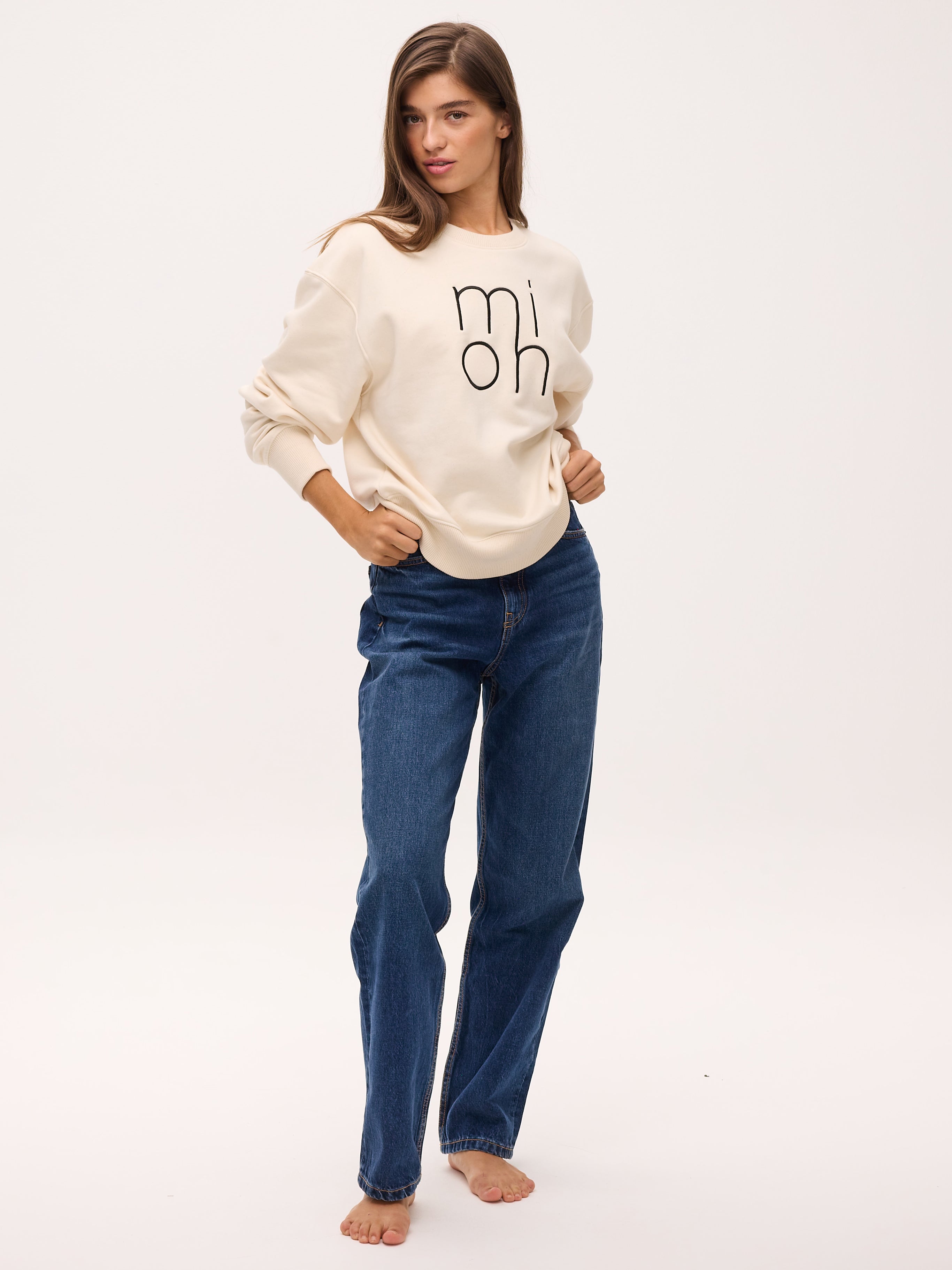 mioh | ONLY RAW - Sudadera bordada algodón orgánico. Sudadera oversize bordada con el logo de MIOH en tejido de algodón orgánico. Color beige perfecto para poner un montón. Heavyweight 350 gsm.