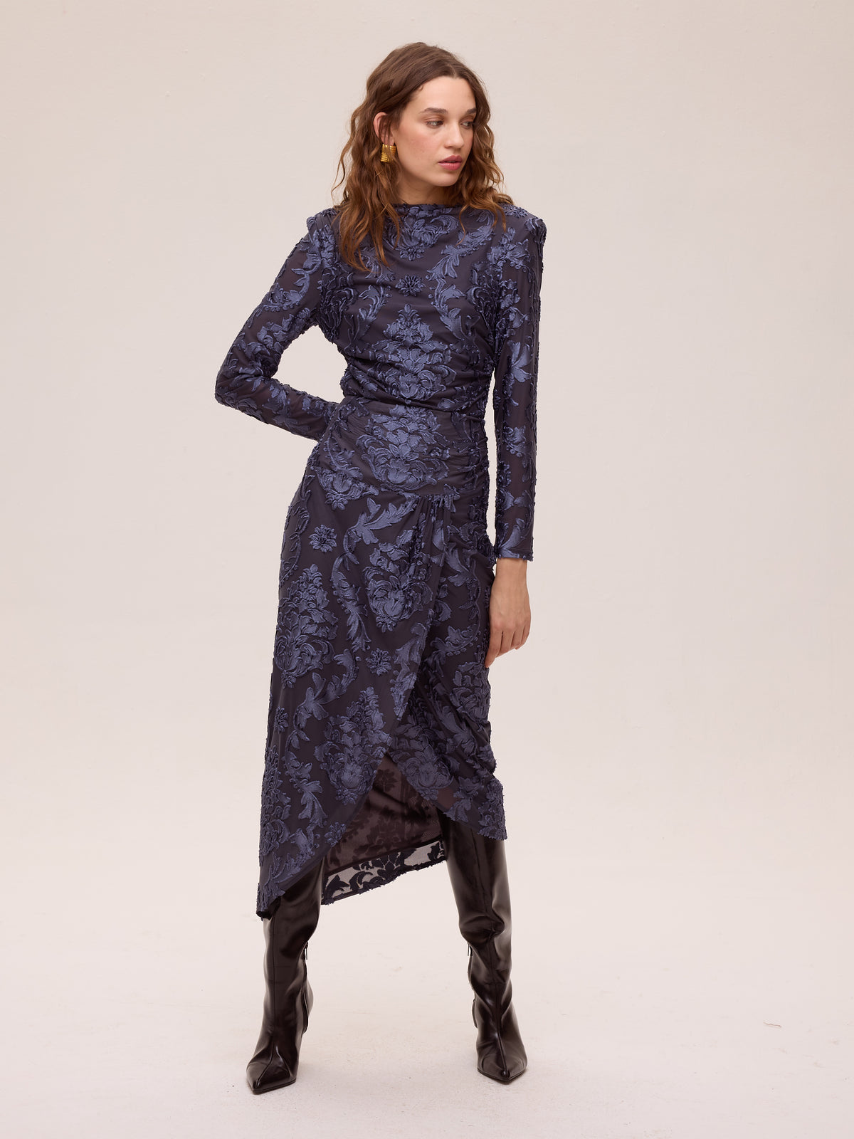 ALISIO BLUE - Top devoré cuello asimétrico. Azul grisáceo, perfecta para crear looks de invitada de otoño invierno. MIOH, marca española de moda en 2026