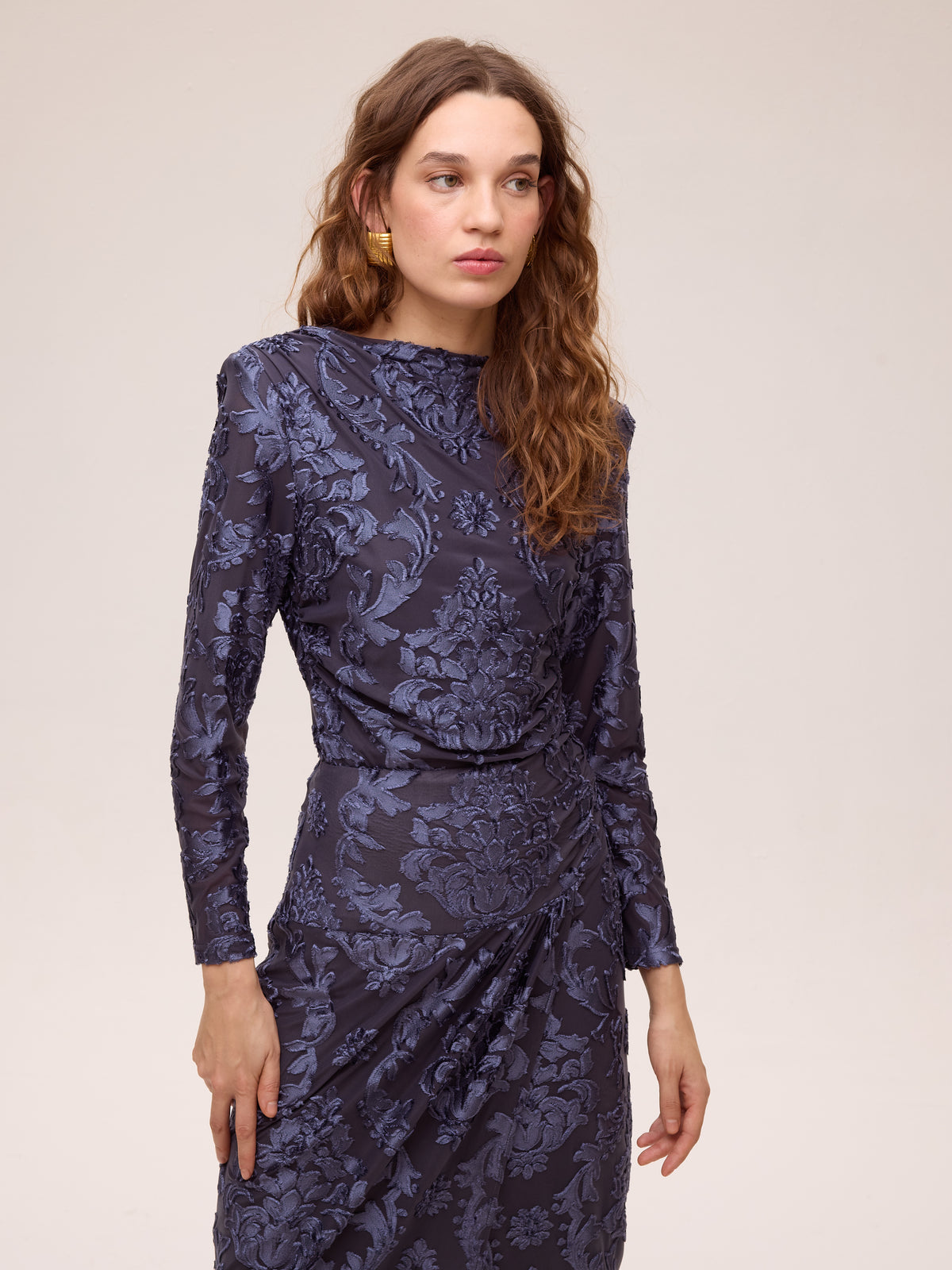 ALISIO BLUE - Top devoré cuello asimétrico. Azul grisáceo, combínala con el resto de la colección FW26 de MIOH y crea tu look de invitada perfecta