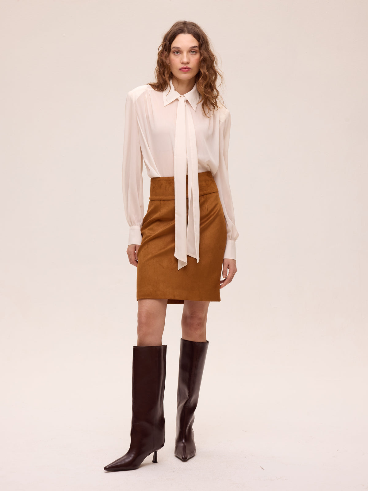 ALLURE WHITE - Camisa gasa textura color blanco, una prenda versátil que funciona en boda, en cóctel y también a diario. MIOH, moda española