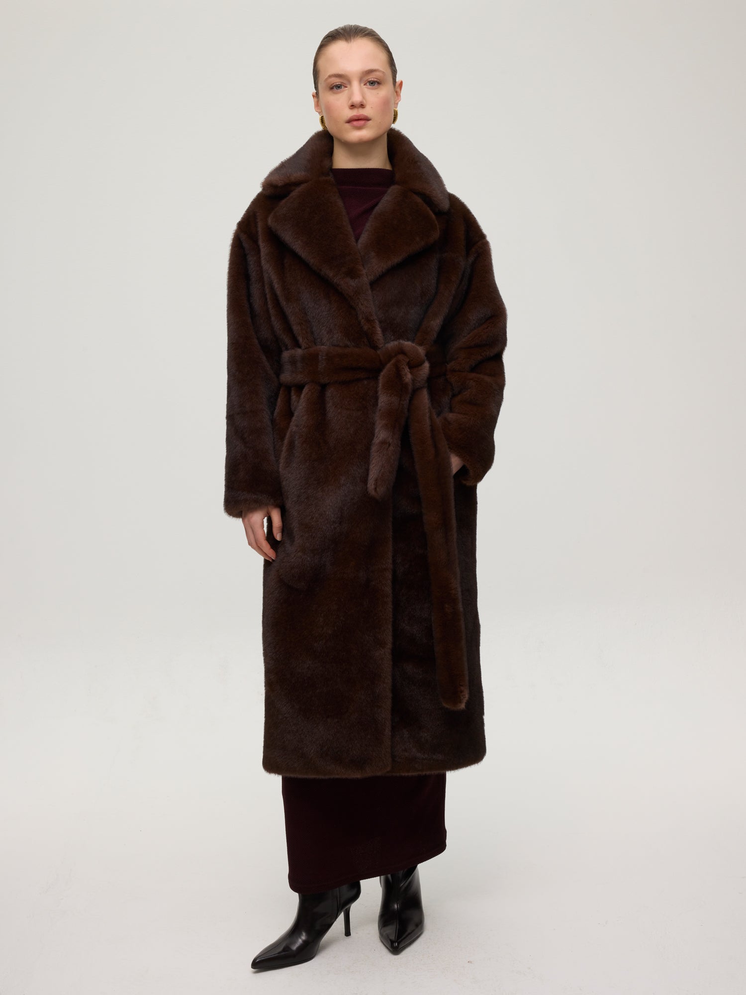 mioh | ART BROWN - Abrigo efecto visón marrón. Vestidos de fiesta para invitadas de boda perfectas. Marca española de moda