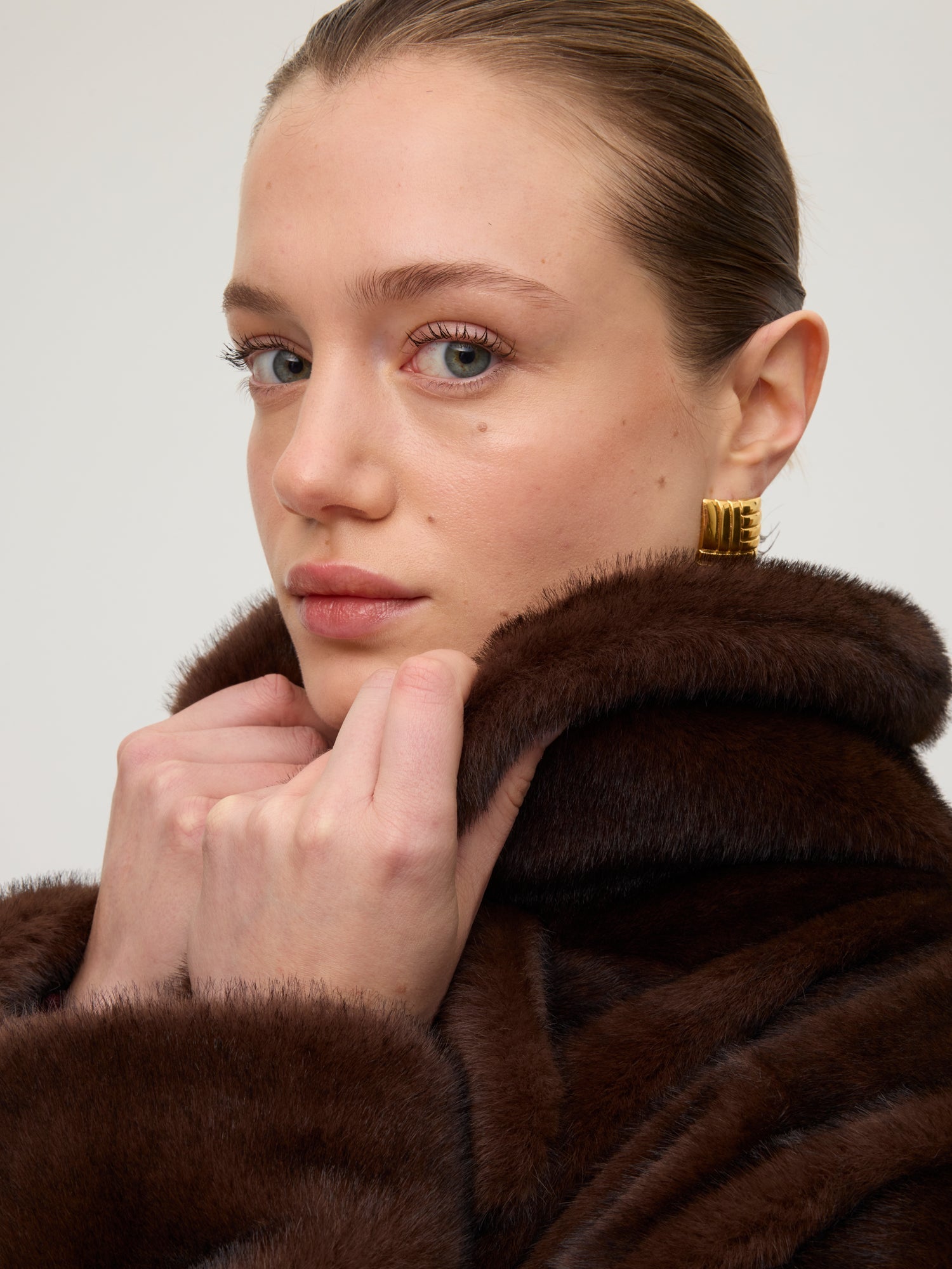 mioh | ART BROWN - Abrigo efecto visón marrón. Vestidos de fiesta para invitadas de boda perfectas. Marca española de moda