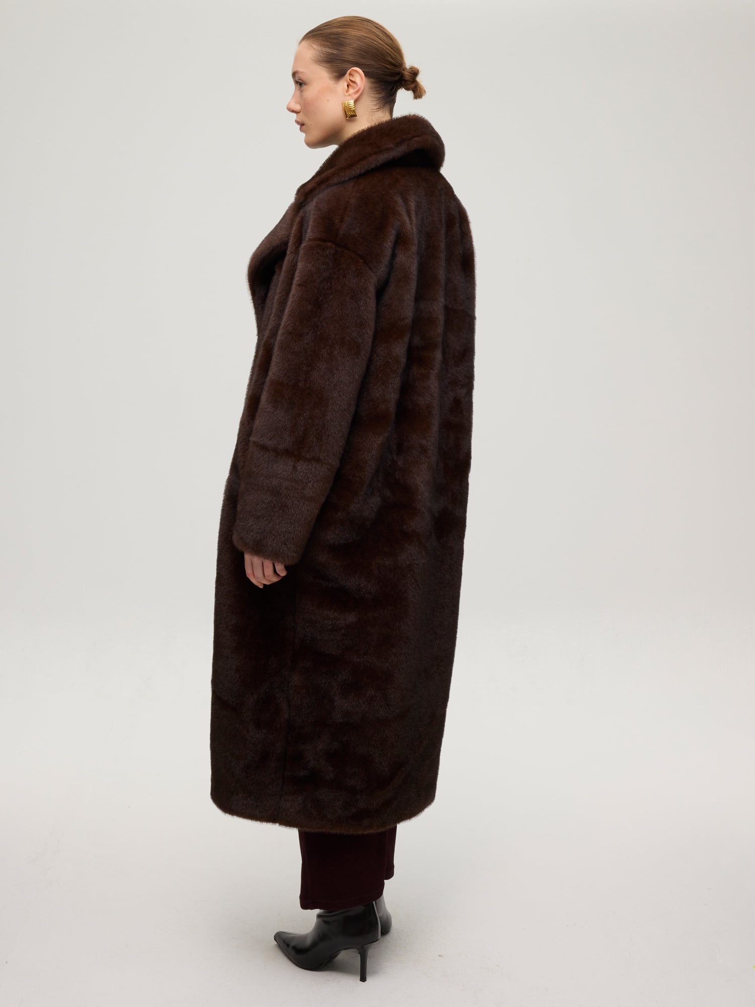 mioh | ART BROWN - Abrigo efecto visón marrón. Vestidos de fiesta para invitadas de boda perfectas. Marca española de moda