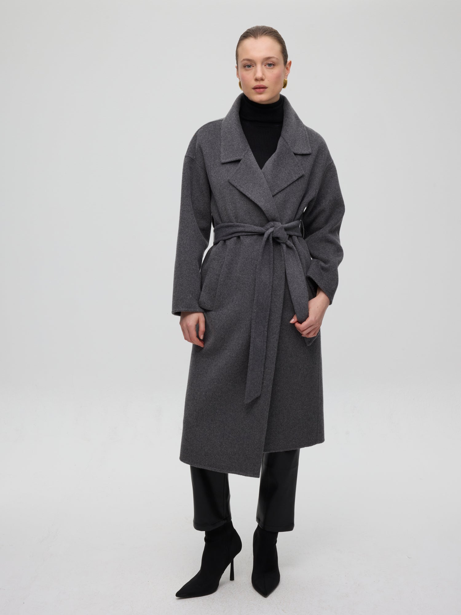 mioh | ART GREY - Abrigo lana paño gris. Vestidos de fiesta para invitadas de boda perfectas. Marca española de moda