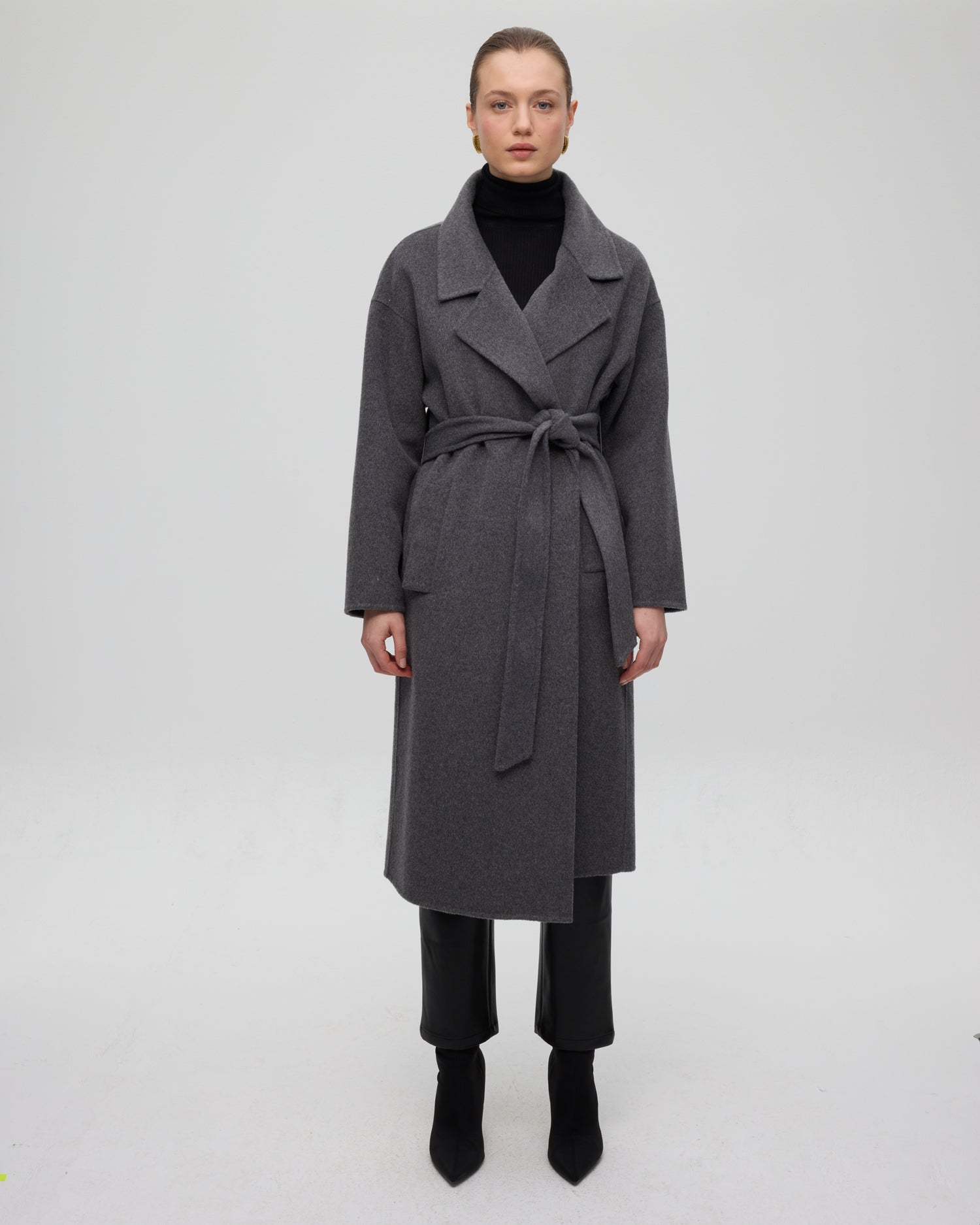 mioh | ART GREY - Abrigo lana paño gris. Vestidos de fiesta para invitadas de boda perfectas. Marca española de moda