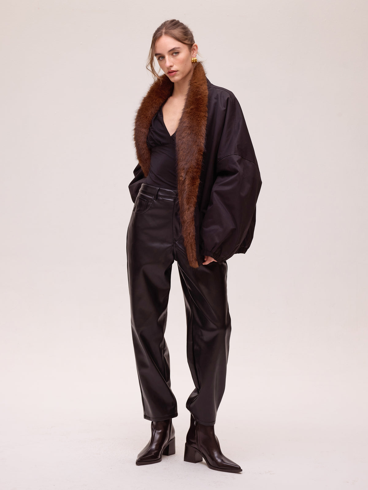 BOMBER BLACK - Bomber negra, perfecta para crear looks de invitada de otoño invierno. MIOH, marca española de moda en 2026