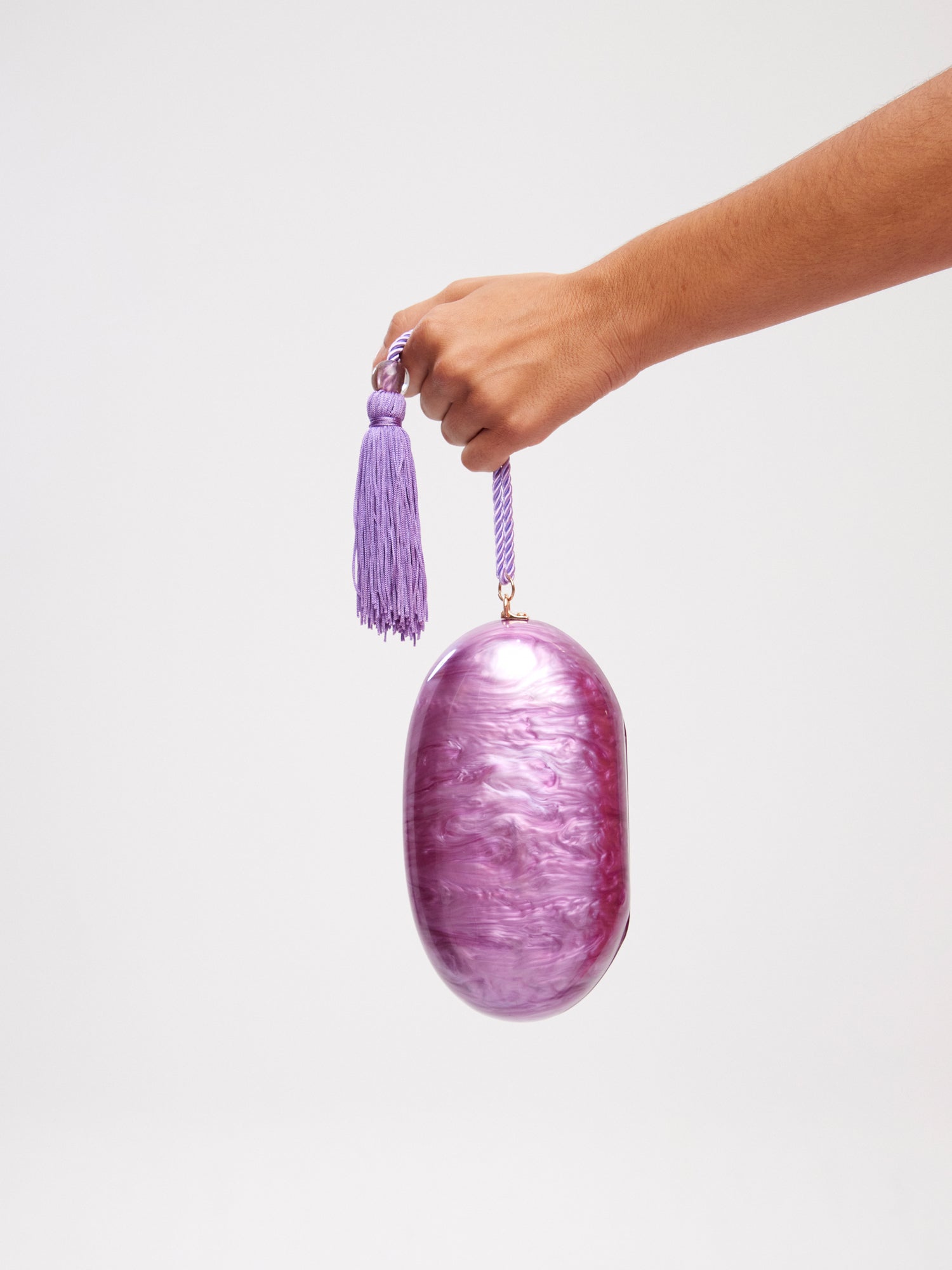 BOMBON MORA - Bolso efecto nacarado morado