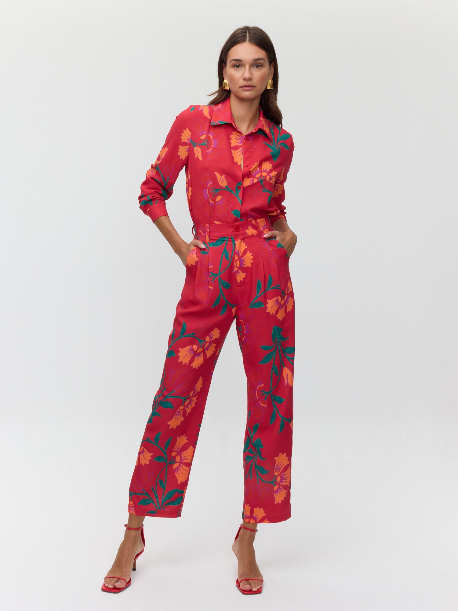 MIOH | BOTANICO PANT - Pantalón estampado de flores y plantas en fondo rojo para invitada de boda