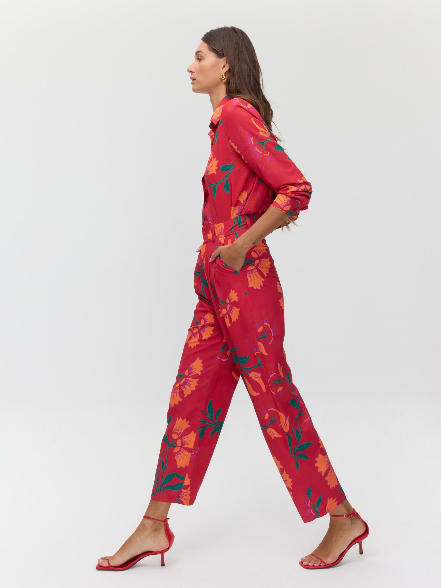 MIOH | BOTANICO PANT - Pantalón estampado de flores y plantas en fondo rojo para invitada de boda