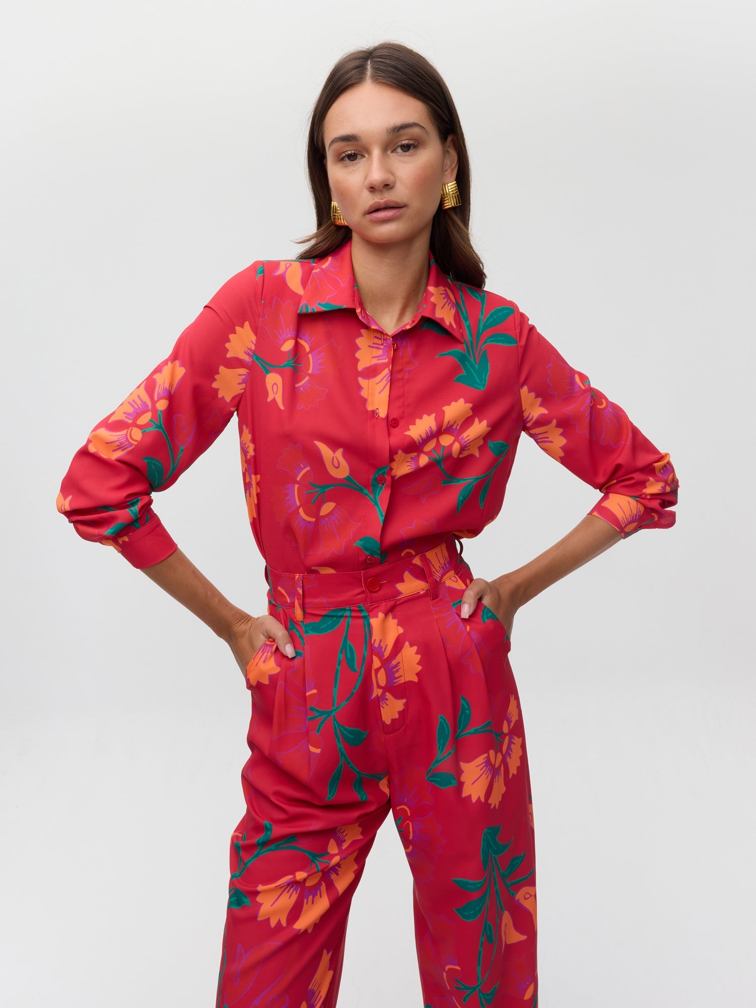 MIOH | BOTANICO TOP - Blusa estampada de flores y plantas en fondo rojo para invitada de boda