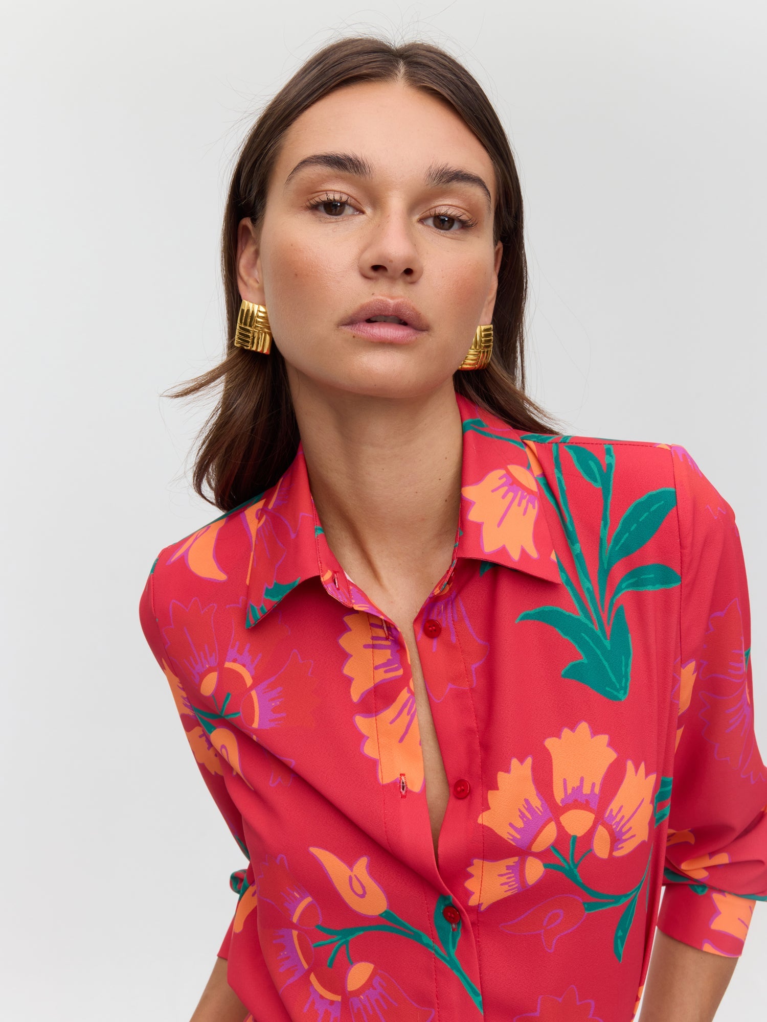 MIOH | BOTANICO TOP - Blusa estampada de flores y plantas en fondo rojo para invitada de boda