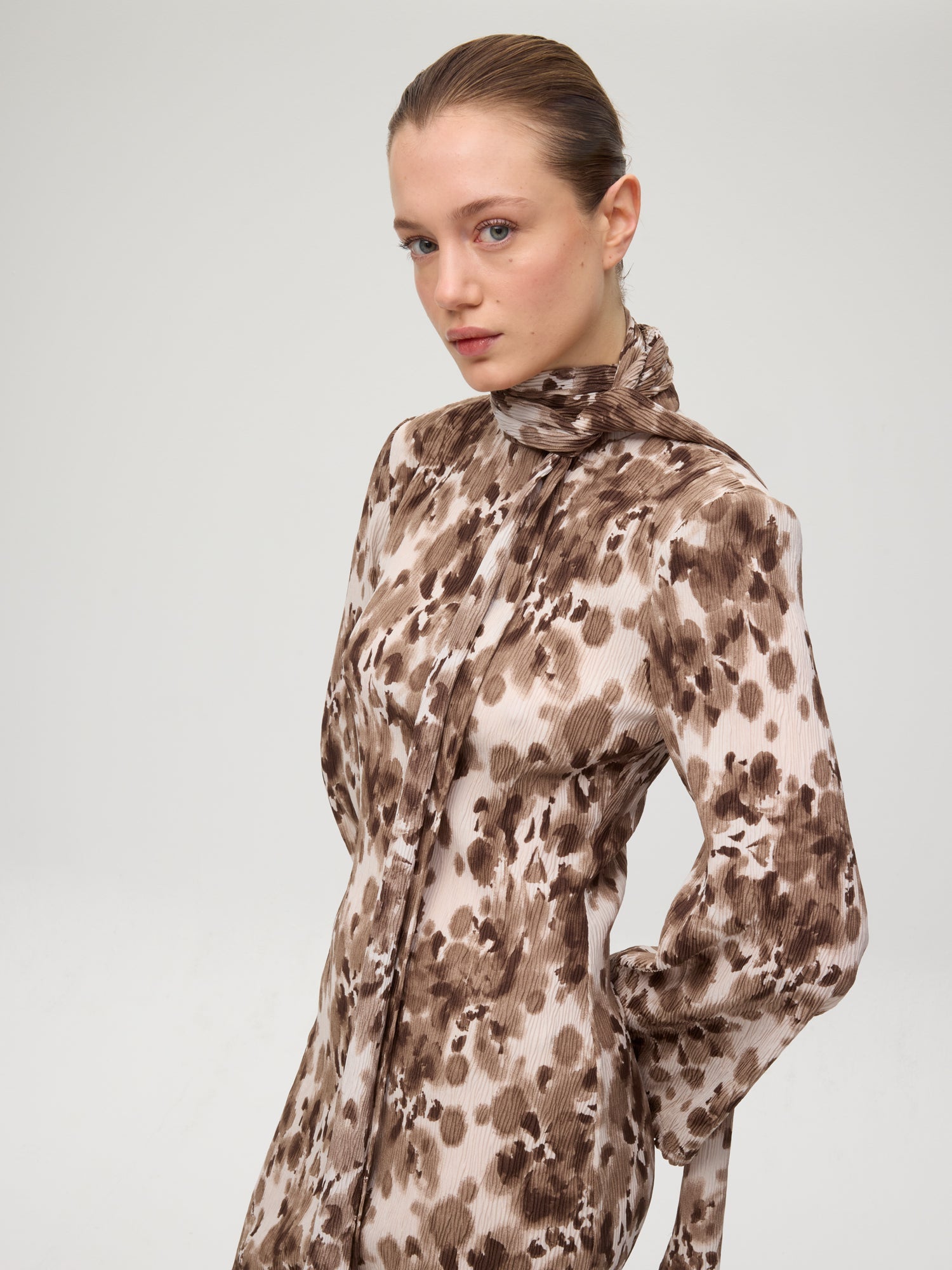 mioh | BROAD - Vestido corto manga acampanada plisado. Vestidos de fiesta para invitadas de boda perfectas. Marca española de moda