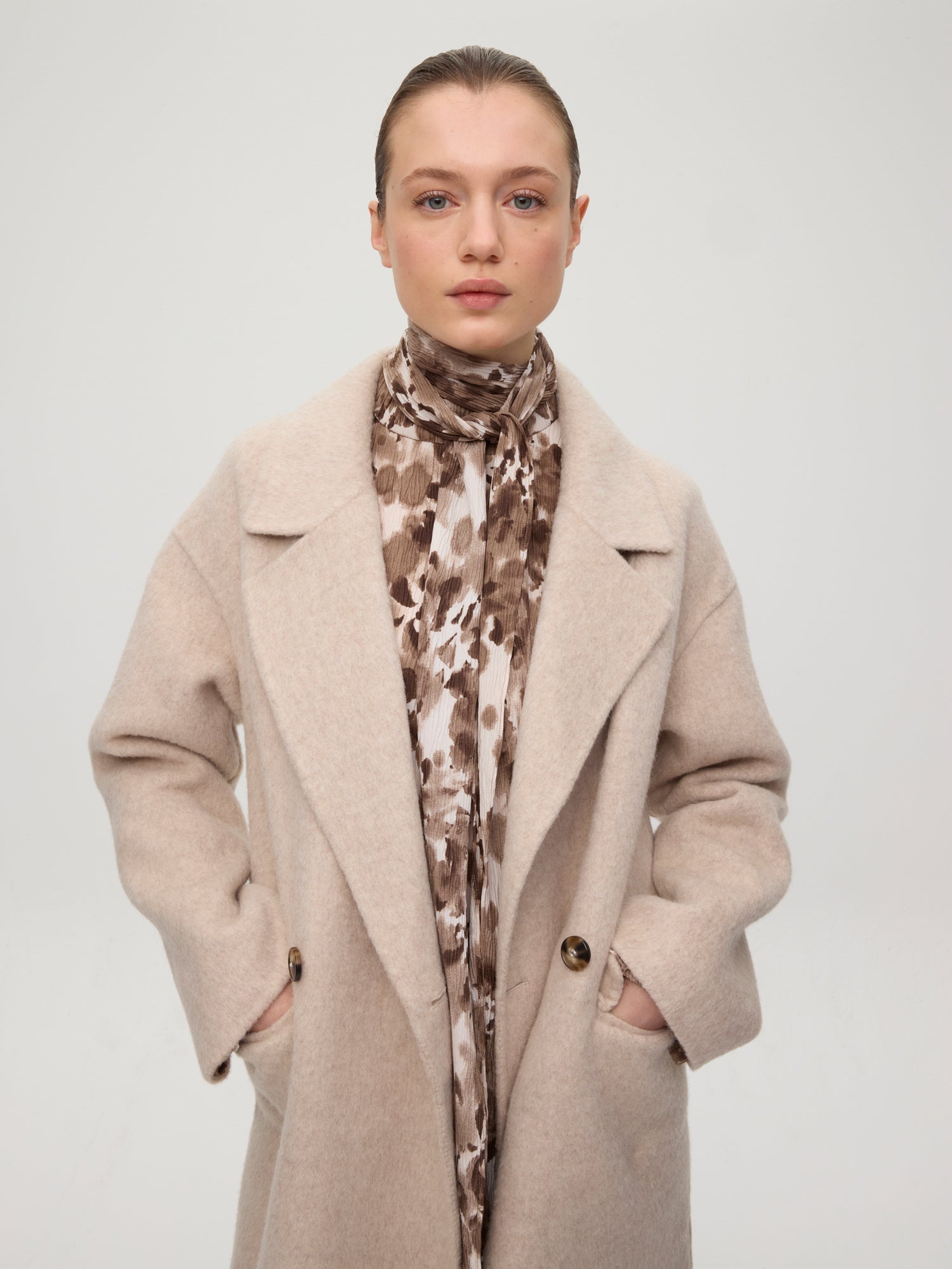 mioh | BROAD - Vestido corto manga acampanada plisado. Vestidos de fiesta para invitadas de boda perfectas. Marca española de moda