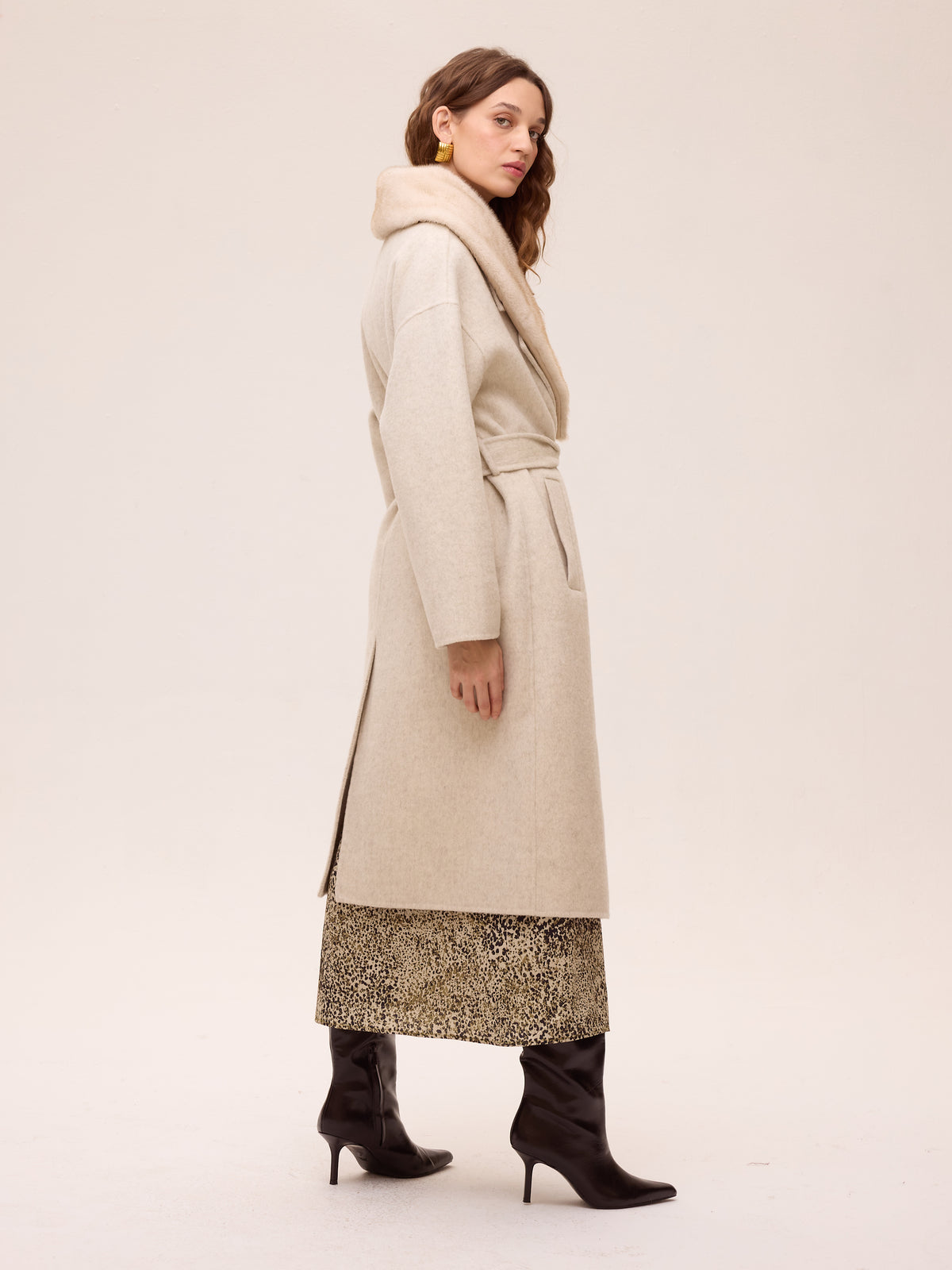 CANVAS BEIGE - Abrigo largo de lana con cuello faux fur, combínalo con los vestidos de invitada de MIOH y crea un look de diez