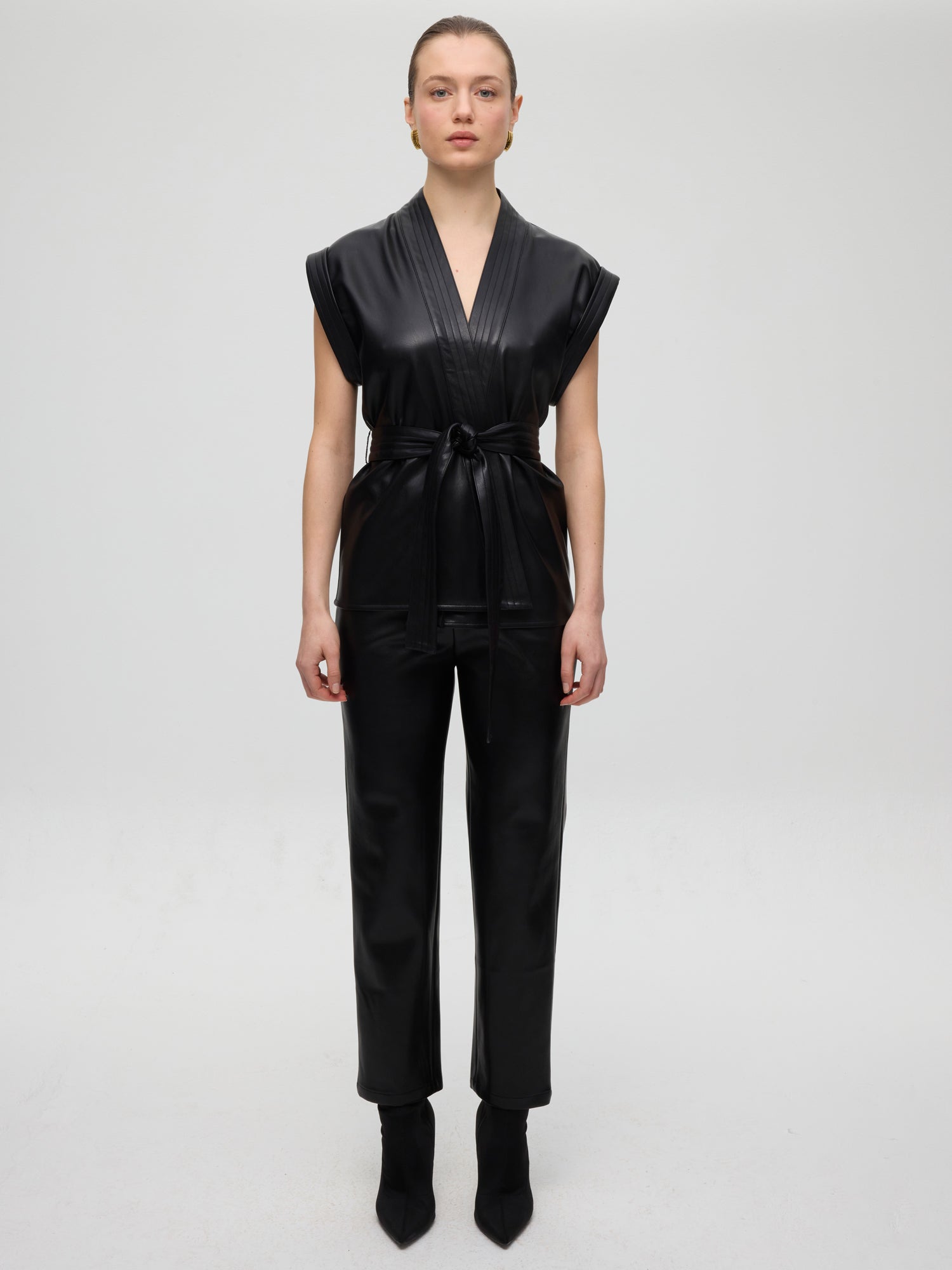 mioh | CHRYSLER - Chaleco de efecto piel negro. Vestidos de fiesta para invitadas de boda perfectas. Marca española de moda