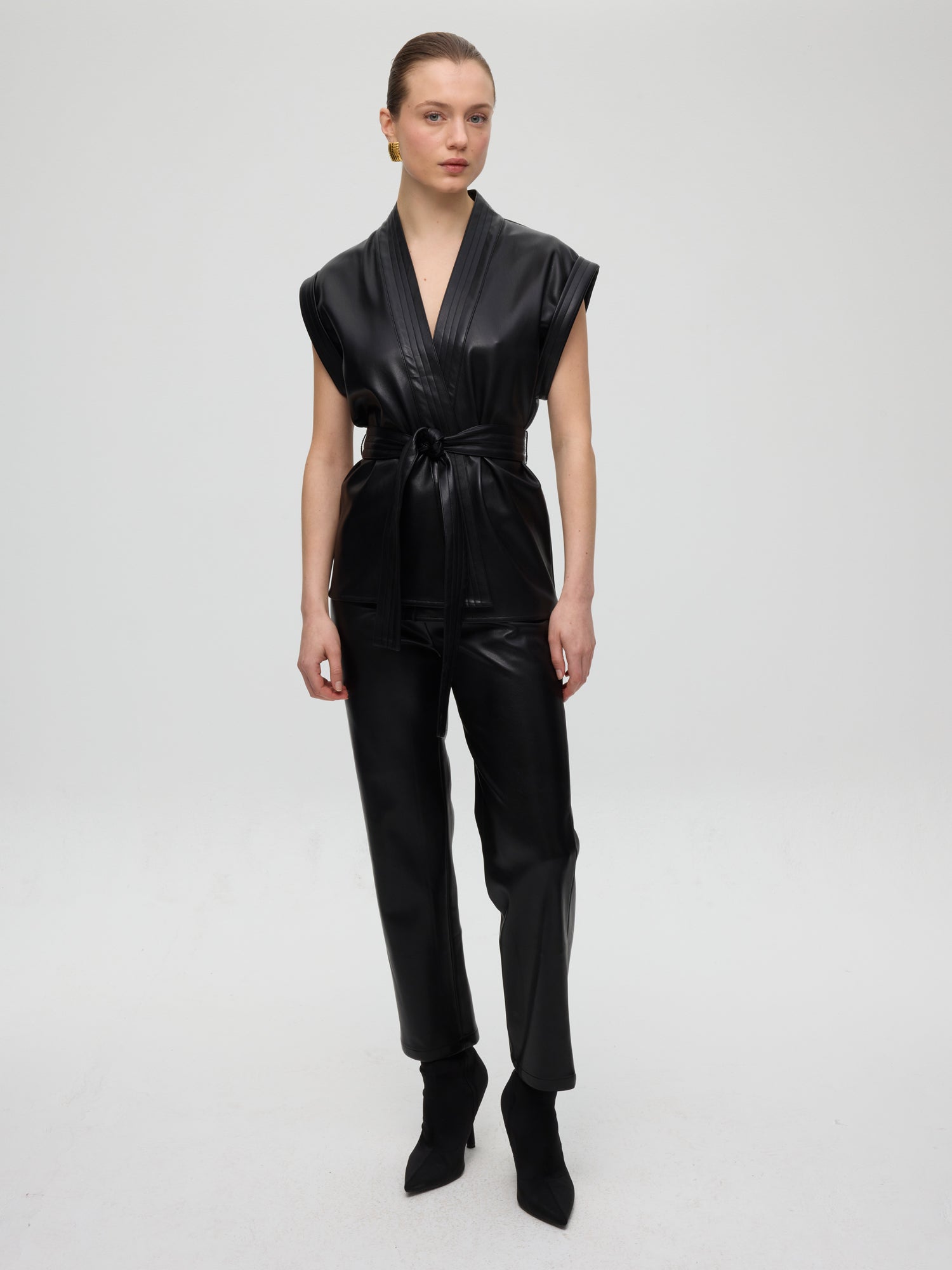 mioh | CHRYSLER - Chaleco de efecto piel negro. Vestidos de fiesta para invitadas de boda perfectas. Marca española de moda