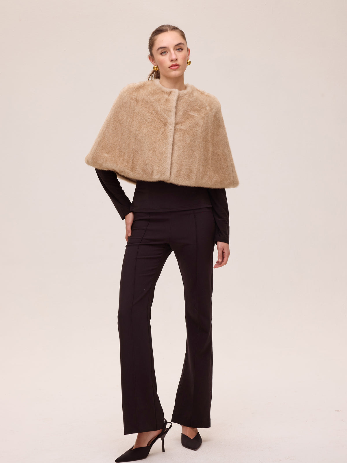mioh | CINEMA ECRU - Capa pelo faux fur ecru para invitada de boda y fiesta
