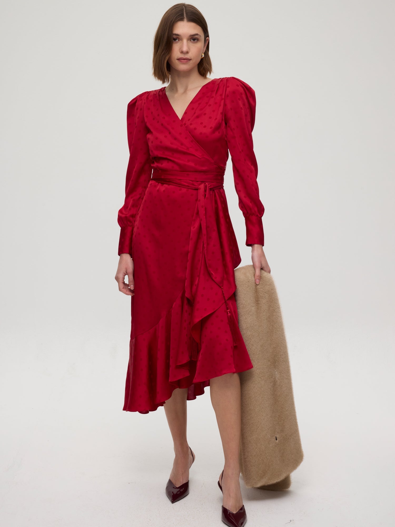 mioh | CROWD BEIGE - Estola faux fur beige. Vestidos de fiesta para invitadas de boda perfectas. Marca española de moda