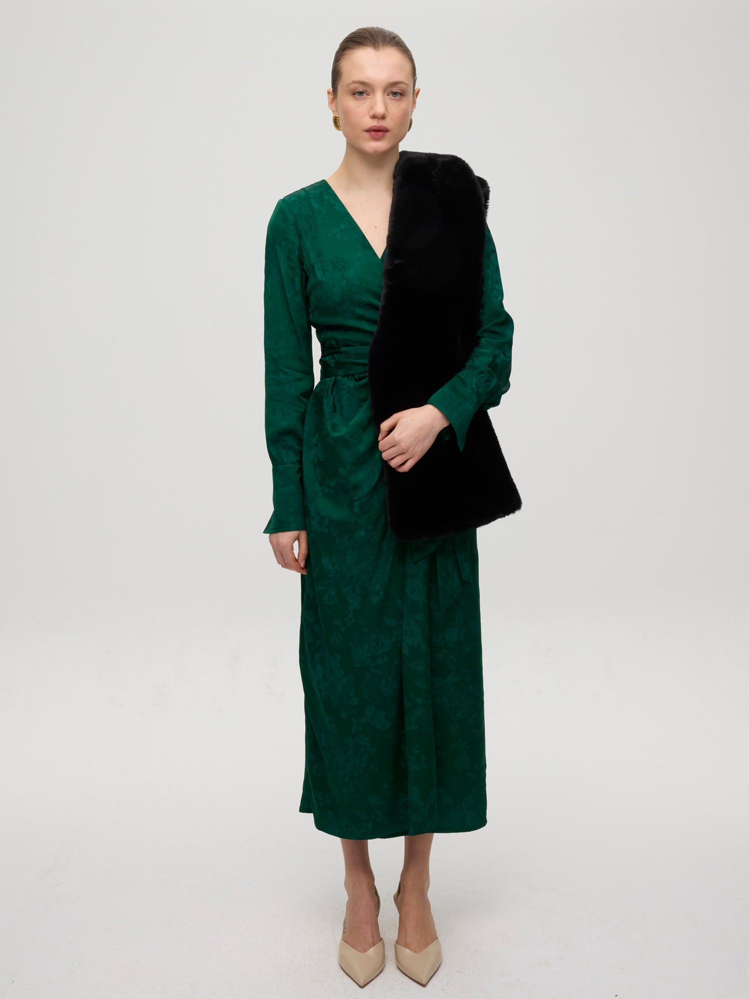 mioh | CROWD BLACK - Estola faux fur negra. Vestidos de fiesta para invitadas de boda perfectas. Marca española de moda