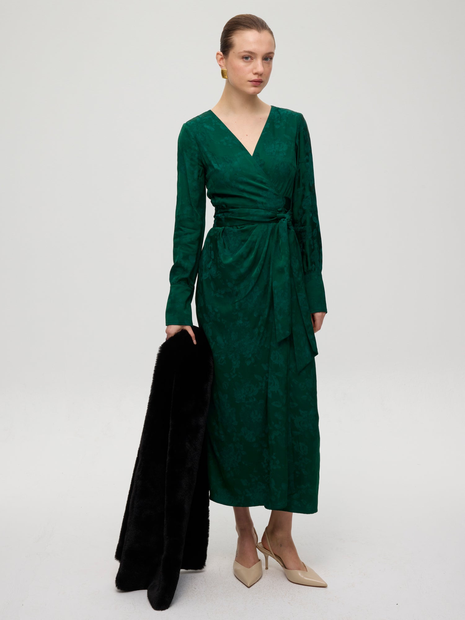 mioh | CROWD BLACK - Estola faux fur negra. Vestidos de fiesta para invitadas de boda perfectas. Marca española de moda