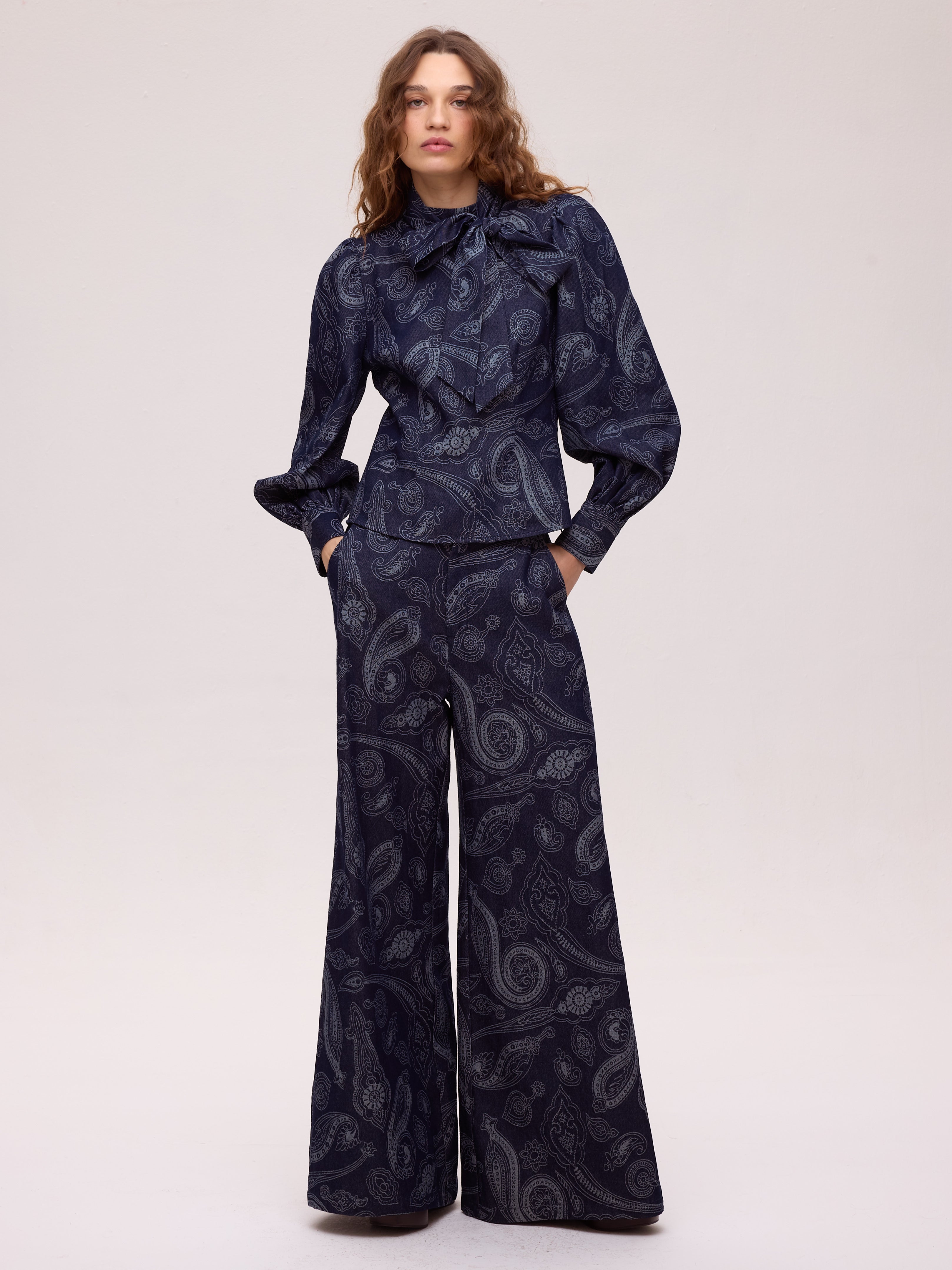 EARTH DENIM PANT - Pantalón vaquero wide leg, una pieza clave para tu look de invitada de boda y fiesta. MIOH es la marca española de moda de evento de referencia